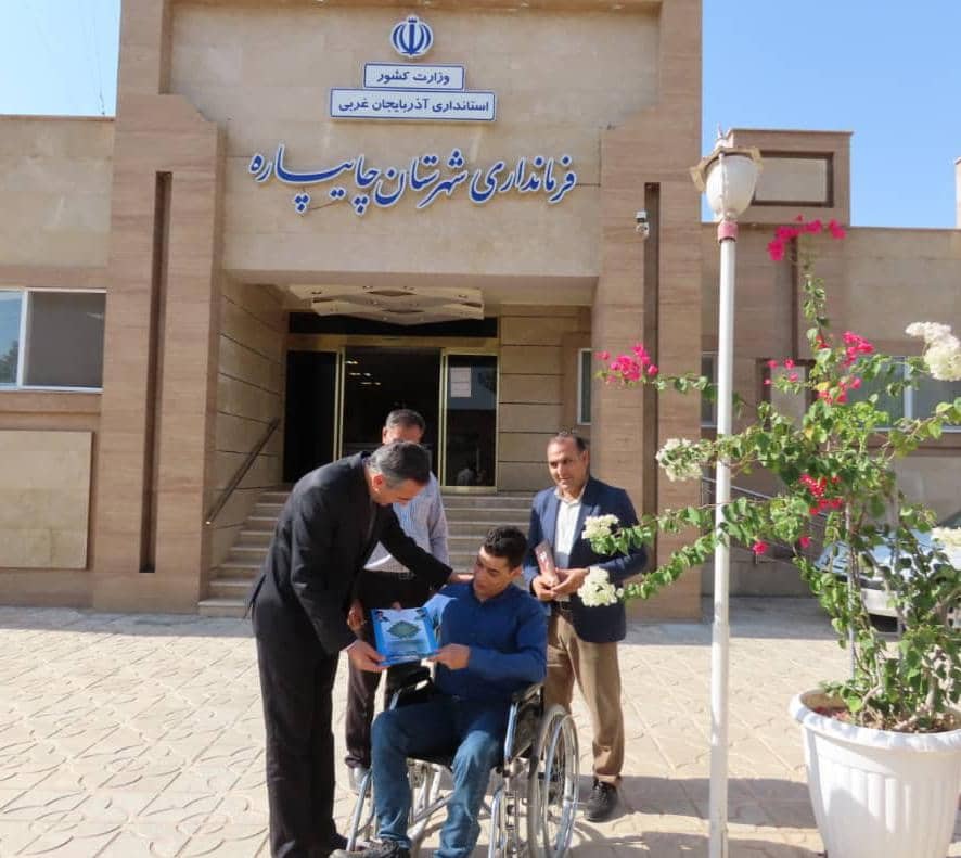 تجلیل فرماندار شهرستان چایپاره از نویسنده  کتاب شکلات تلخ من