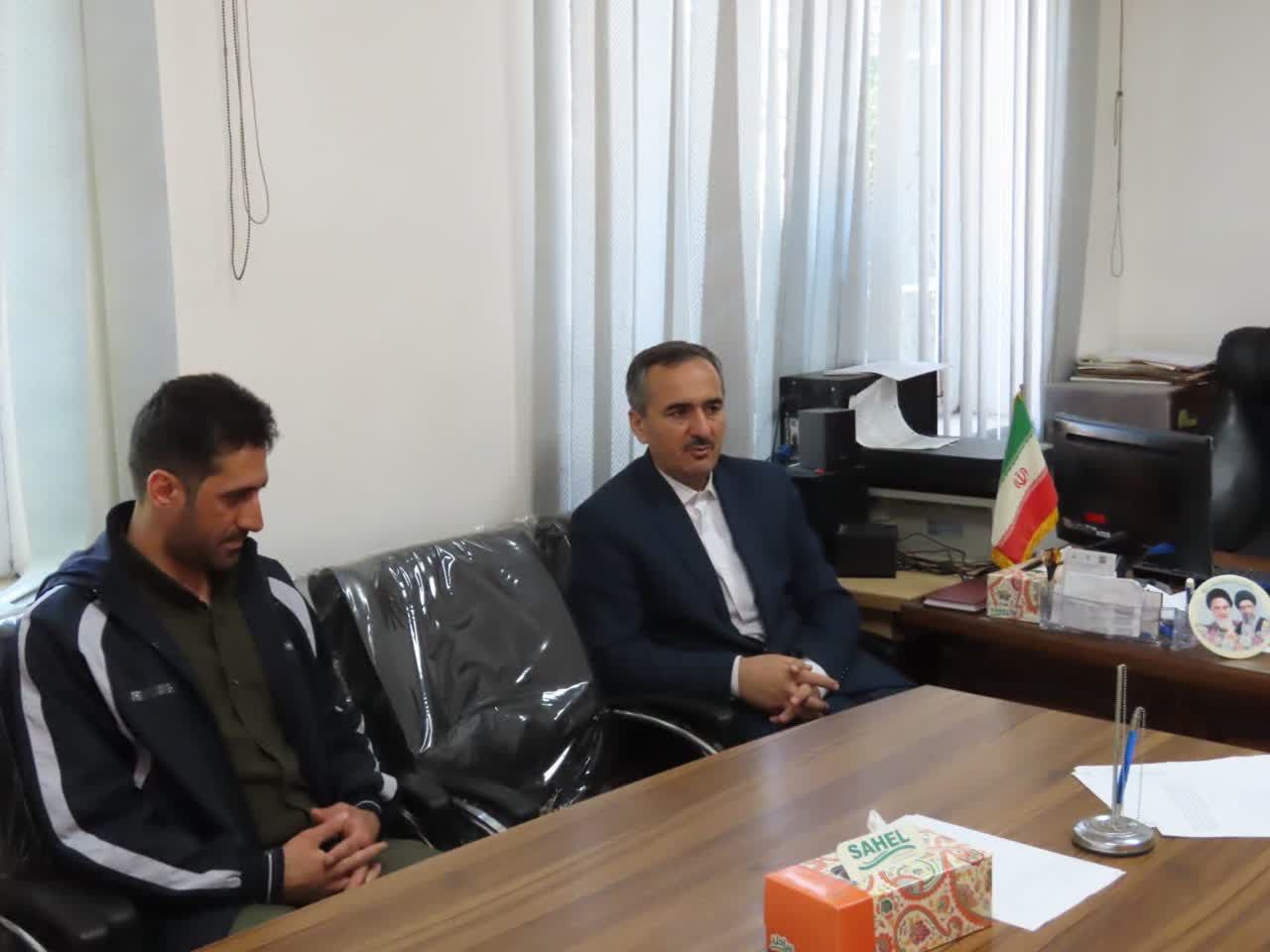 بازدید سرزده فرماندار از اداره ورزش و جوانان