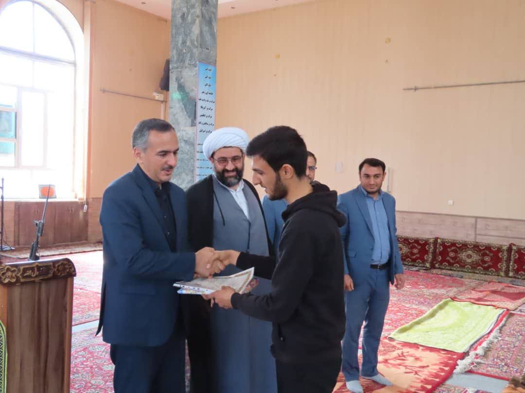 تجلیل از دانش آموزان برتر