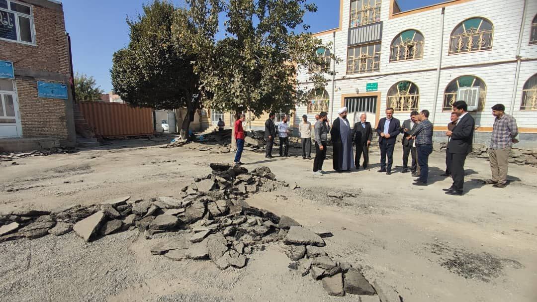 بازدید میدانی فرماندار شهرستان چایپاره به همراه امام جمعه از روند عملیات بازسازی محوطه مسجد جامع قره ضیاءالدین