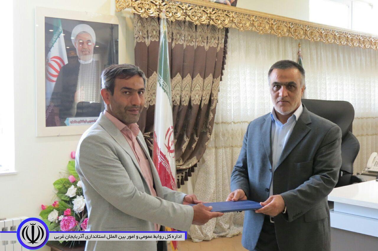 تجلیل از مسئول روابط عمومی فرمانداری در شهرستان چایپاره