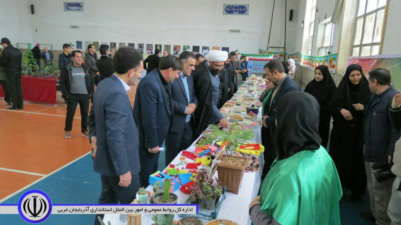 افتتاح نمایشگاه آثار هنری ودستی دانش آموزی به مناسبت دهه مبارک فجر درشهرستان چایپاره برگزارشد.