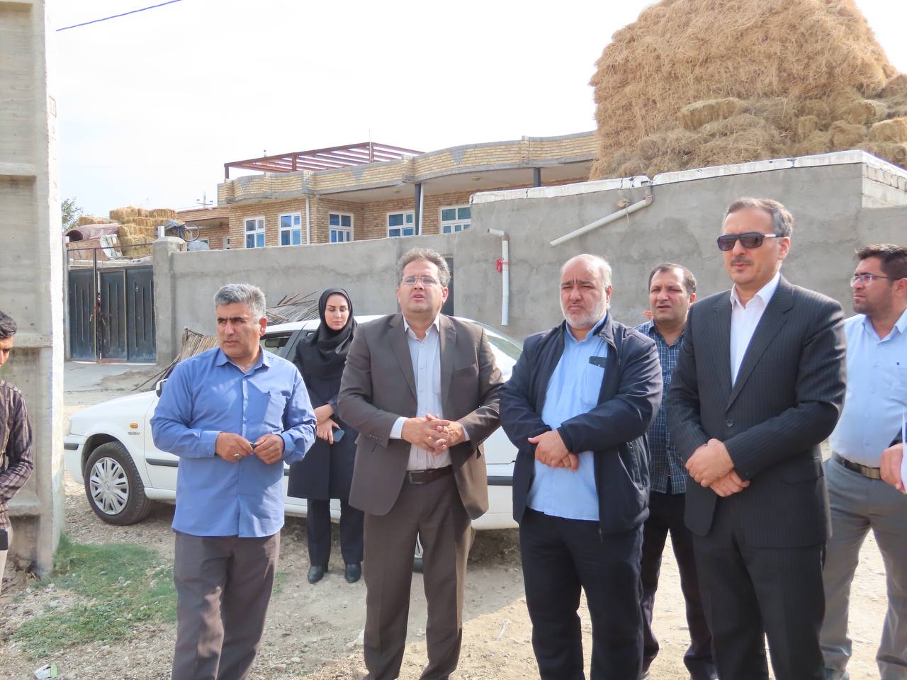 بازدید میدانی فرماندار از محل زمین احداث خانه بهداشت و چمن مصنوعی روستای بابل آباد