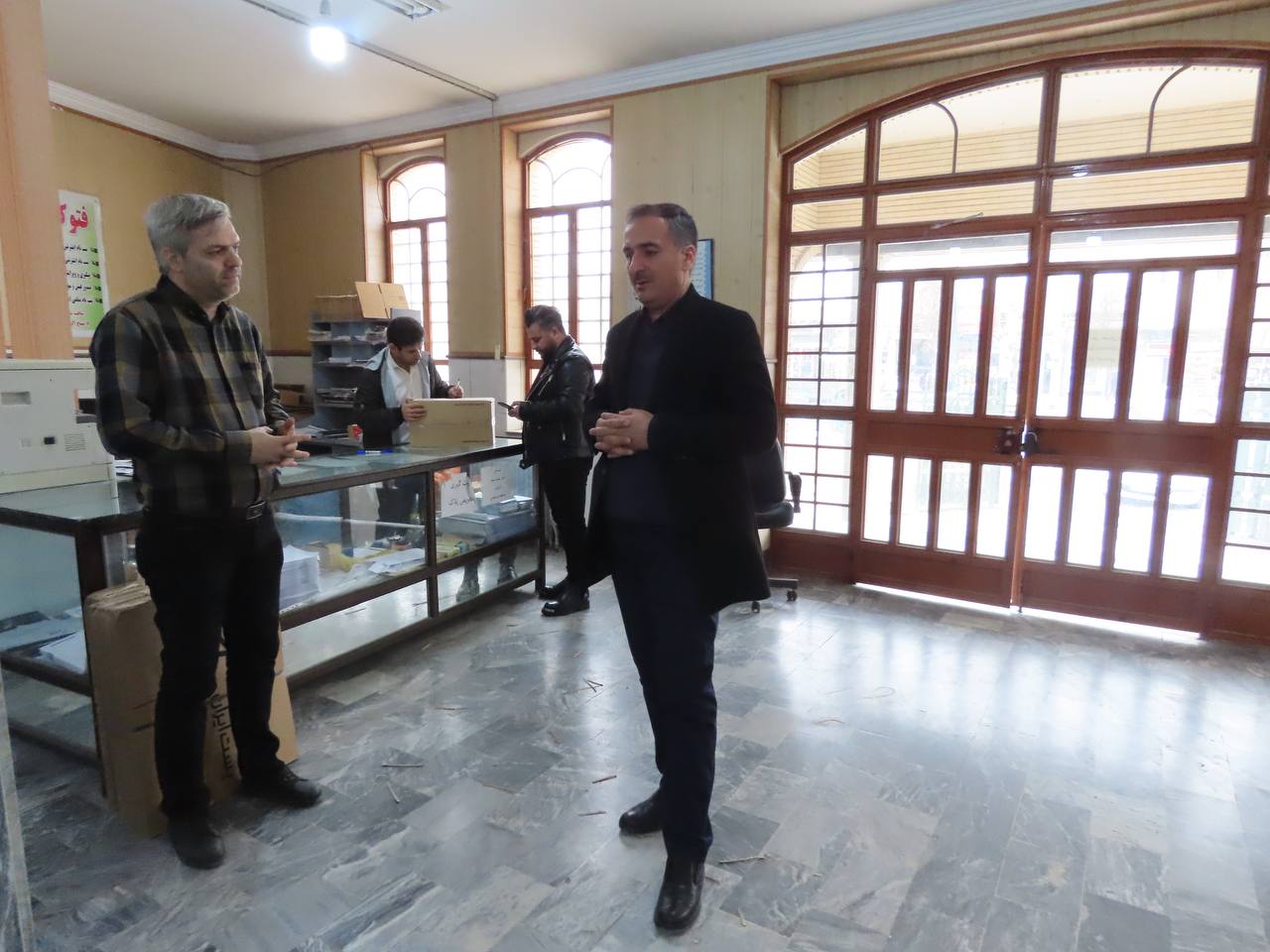 بازدید سرزده سعید شکورزاده فرماندار شهرستان از اداره پست چایپاره