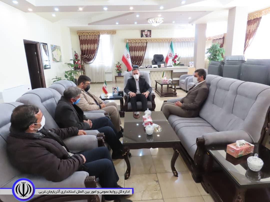 دیدار و گفتگوی اعضای شورای اسلامی و دهیار روستای قمشگان سفلی با فرماندار شهرستان