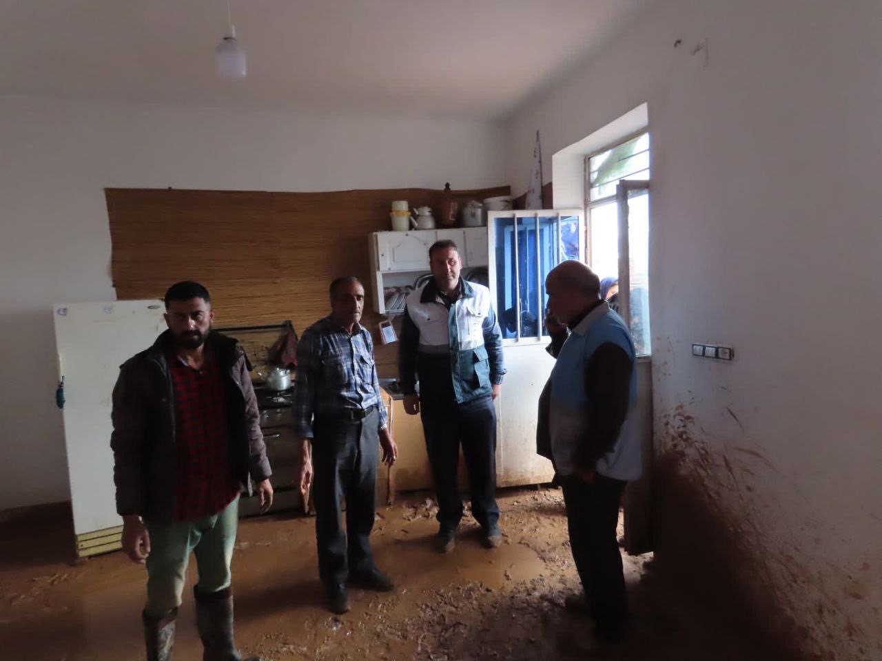بازدید میدانی فرماندار از روستای سیل زده بابل آباد