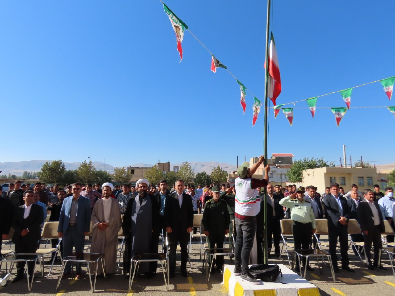 زنگ آغاز سال تحصیلی 1402-1401 مدارس با حضور فرماندار شهرستان چایپاره نواخته شد