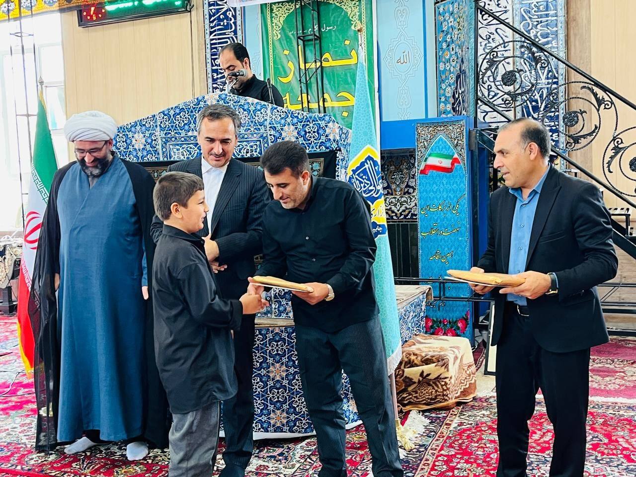 تجلیل از موذنین ، قاریان جوان و نوجوان و فعالین رسانهای ستاد نماز جمعه شهرستان چایپاره