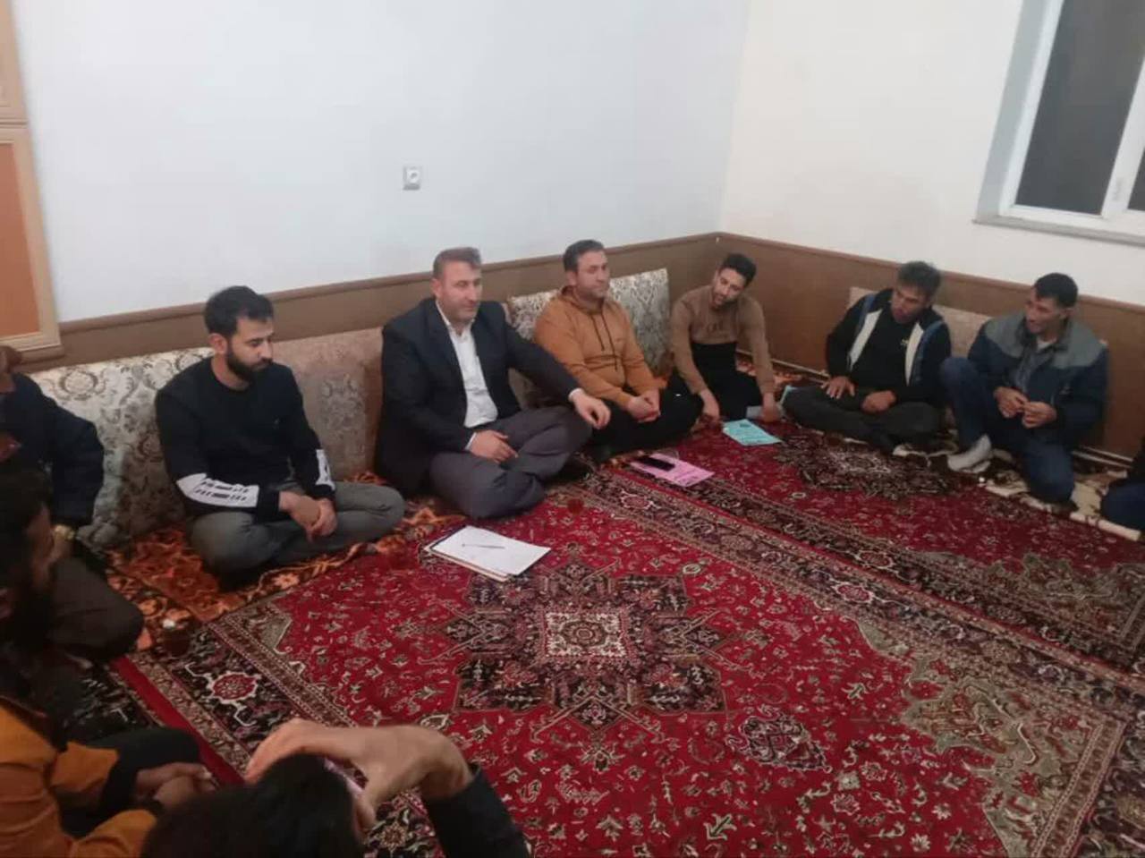 دیدار چهره به چهره مدیر بنیاد مسکن انقلاب اسلامی به همراه کارشناسان و ناظرین فنی روستایی شهرستان چایپاره