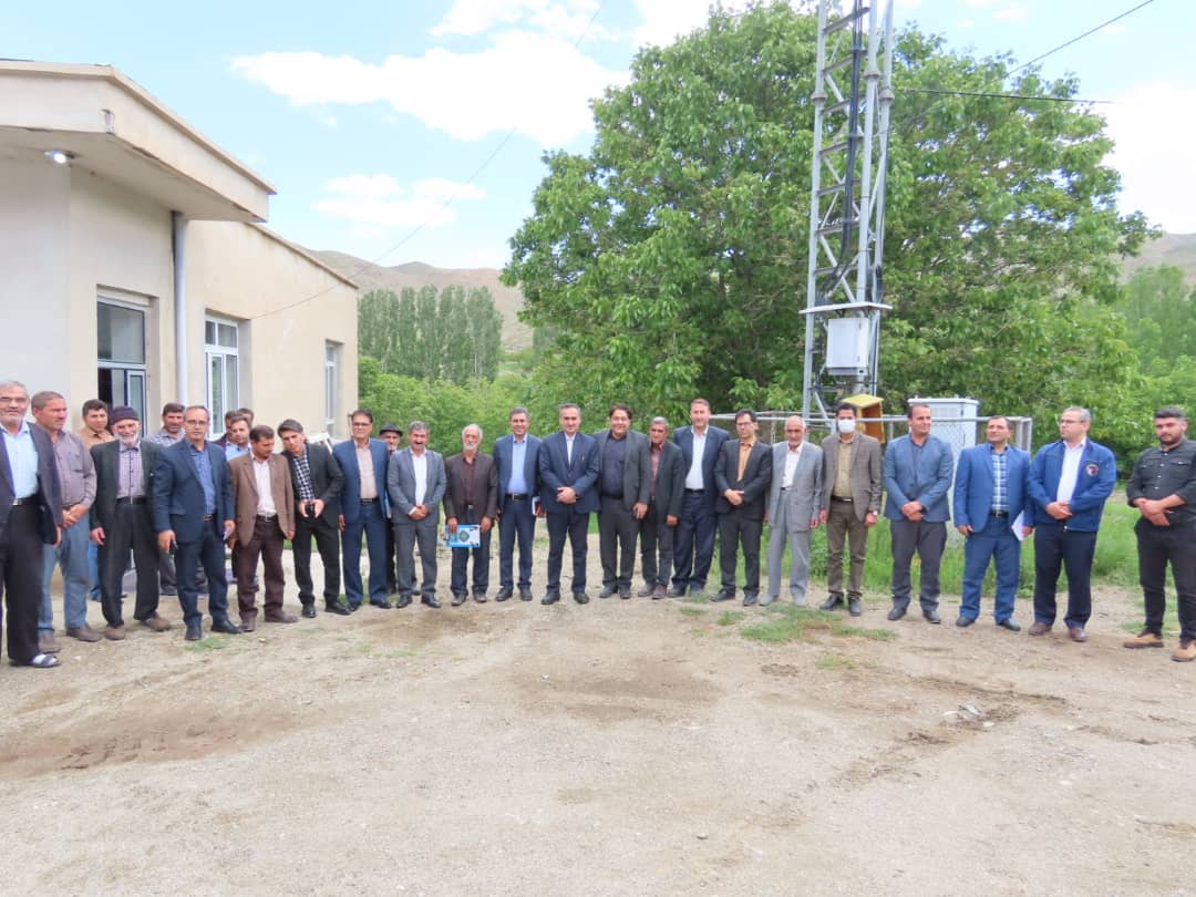 فرماندار شهرستان چایپاره از روستای حسین آباد دوزن بازدید و با مردم شریف آن روستا دیدار نمود.