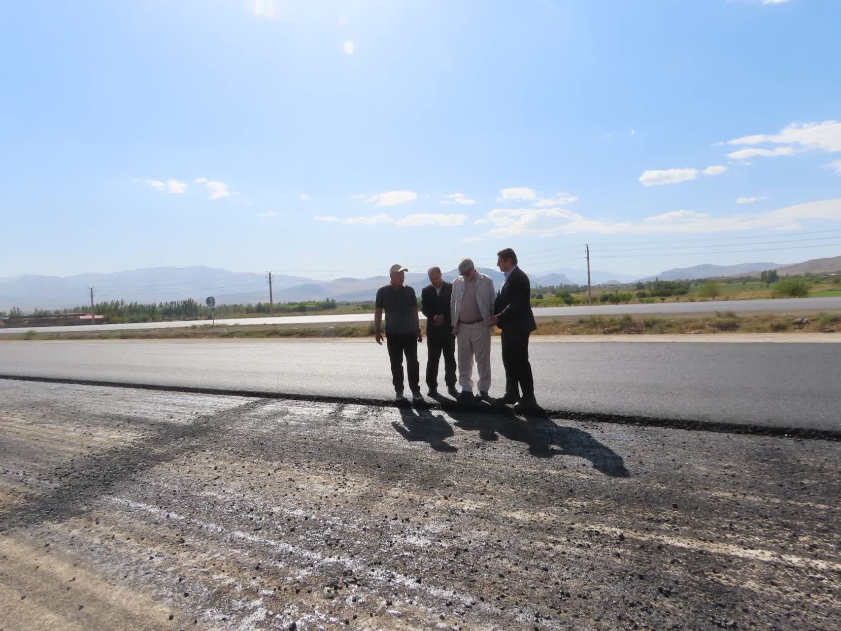 بازدید فرماندار چایپاره از عملیات آسفالت ریزی بزرگراه ایواوغلی - گیت ورودی منطقه آزاد ماکو در محدوده شهرستان