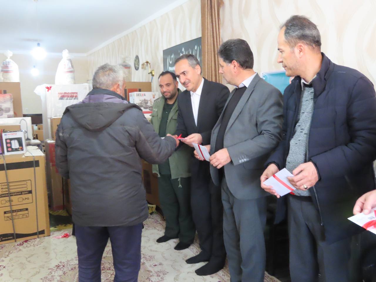 اهداء جهیزیه به نوعروسان بهزیستی شهرستان چایپاره