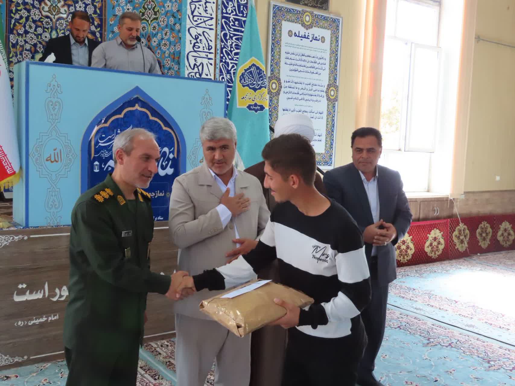 تقدیر و تجلیل از دانش آموز برتر قرآنی در نماز عبادی سیاسی جمعه