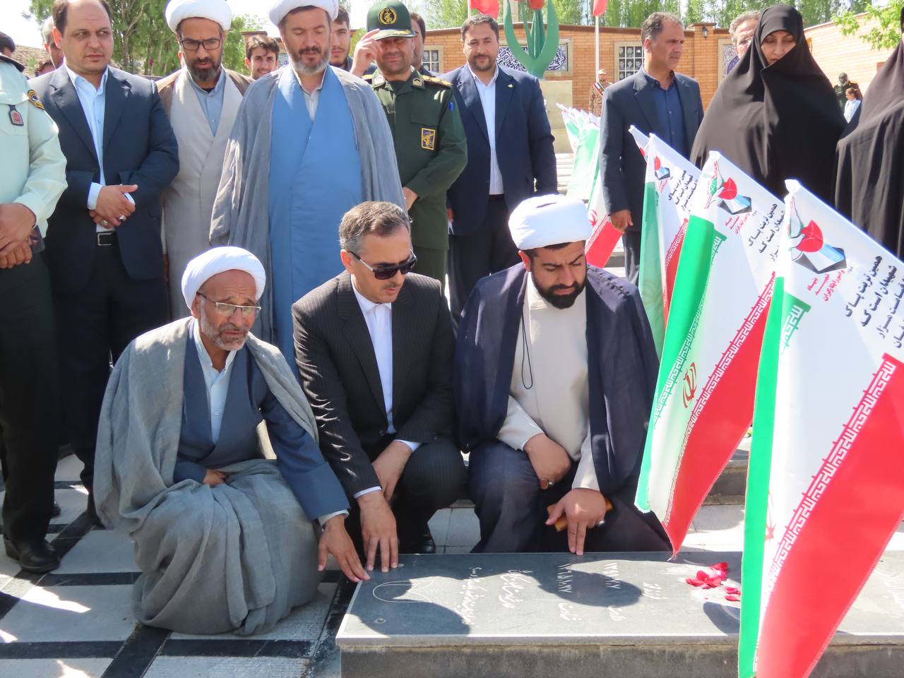 غبار روبی و عطرافشانی گلزار شهدای شهرستان چایپاره