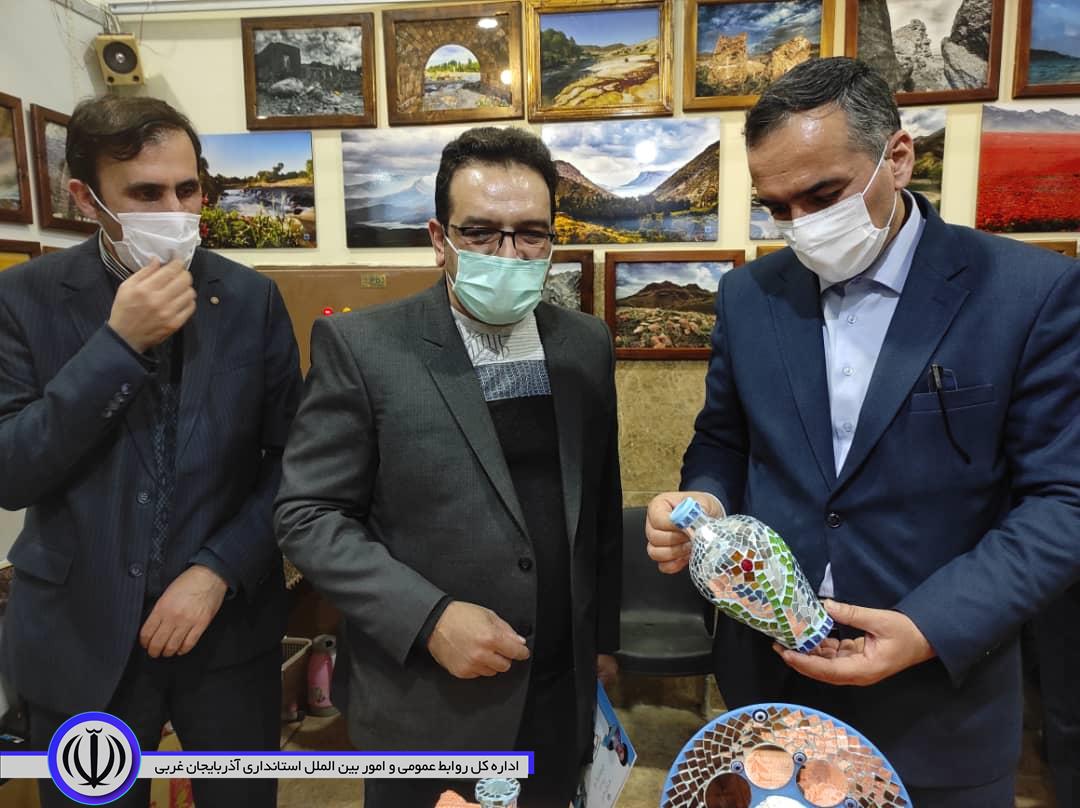 در دومین روز از دهه مبارک فجر : افتتاح نمایشگاه هنر و هنرمندان با حضور شکورزاده فرماندار شهرستان چایپاره در منطقه آزاد تجاری صنعتی ماکو