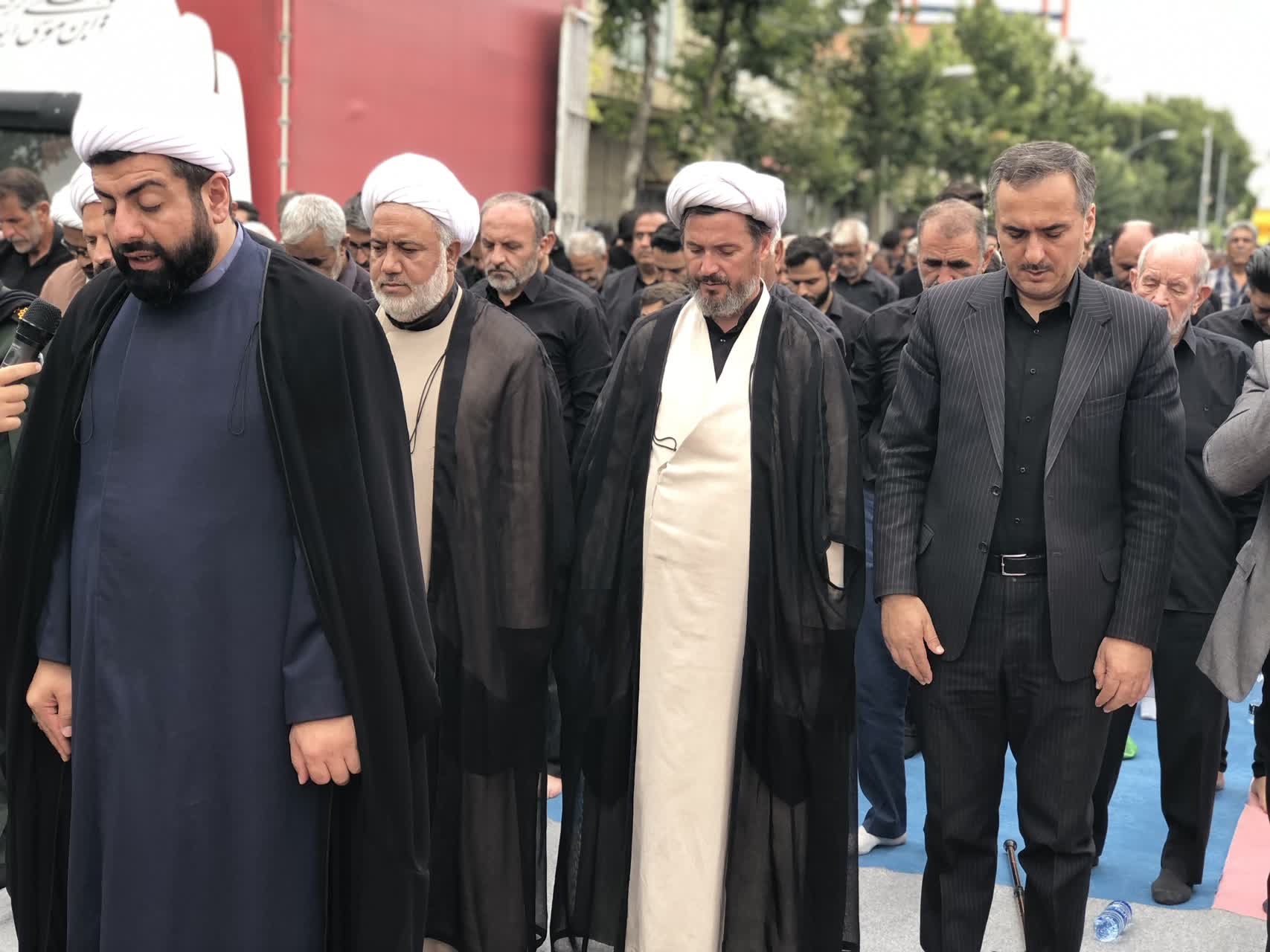 اقامه نماز ظهر عاشورا