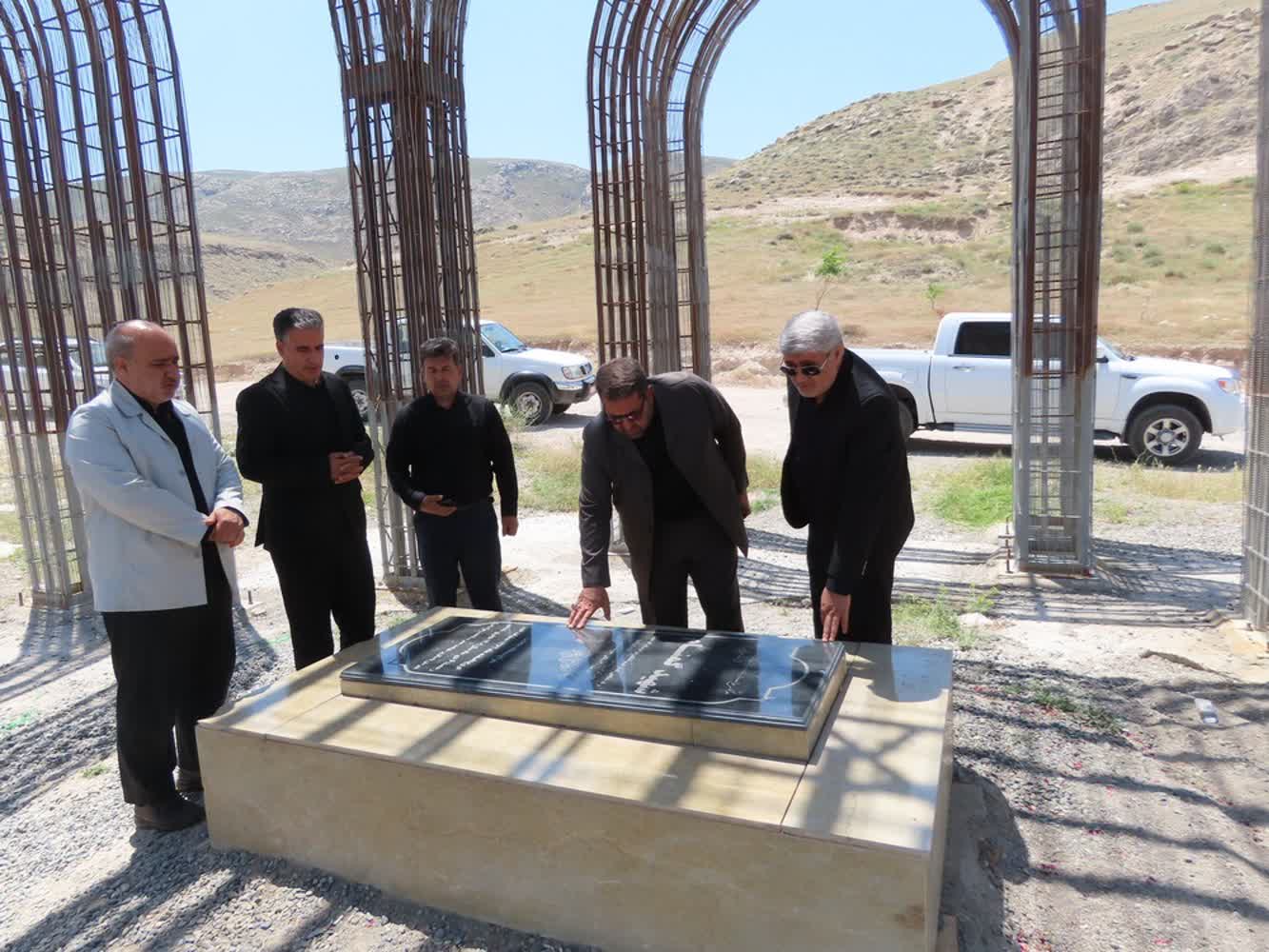 بازدید فرماندار چایپاره و مدیرکل امور روستایی استانداری از بارگاه شهید گمنام روستای چورس