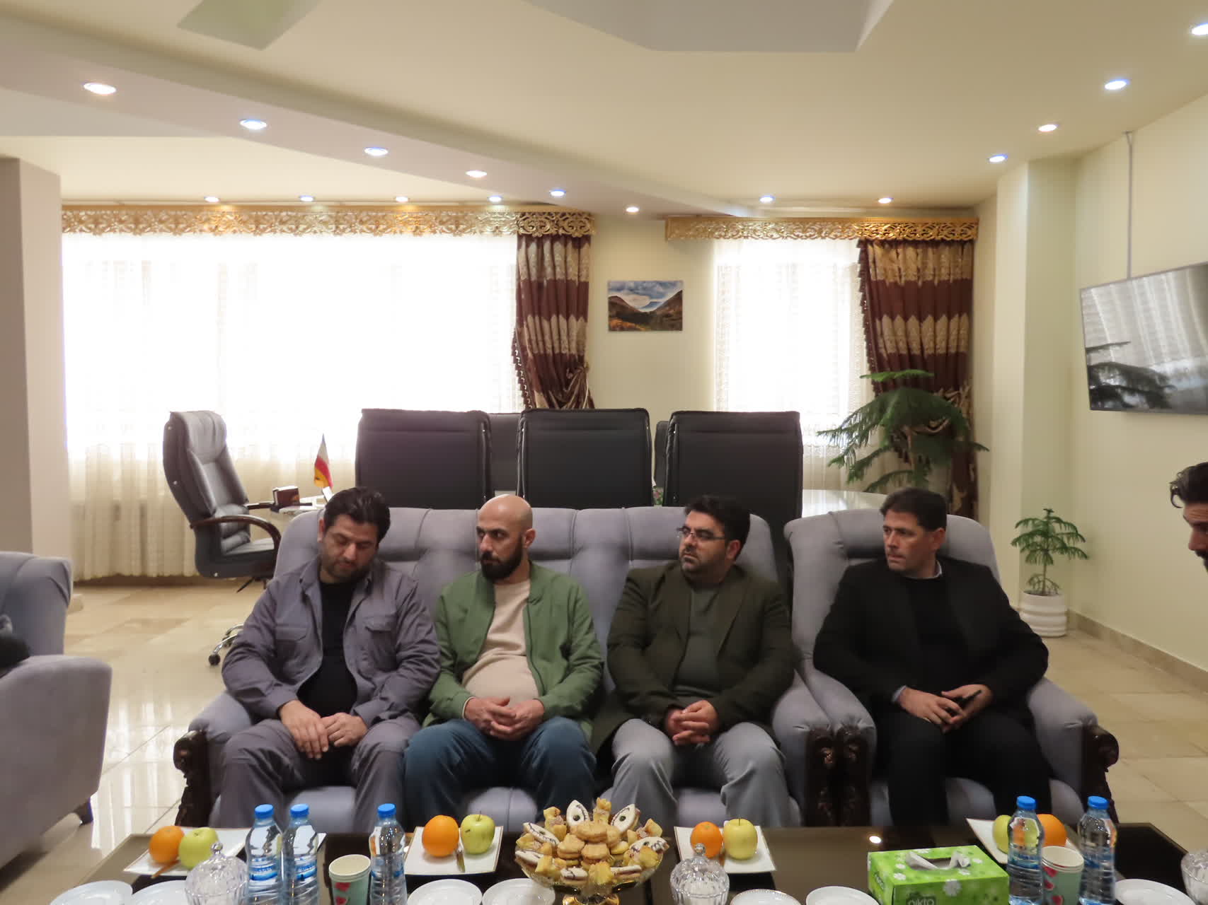 دیدار و گفتگوی امیر سرتیپ ابراهیم گلفام جانشین معاونت فرهنگی و تبلیغات دفاعی ستاد کل نیرو های مسلح کشور با فرماندار چایپاره