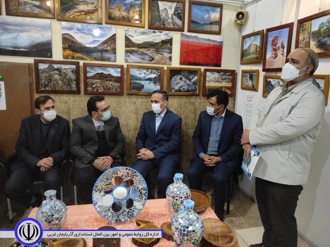 در دومین روز از دهه مبارک فجر : افتتاح نمایشگاه هنر و هنرمندان با حضور شکورزاده فرماندار شهرستان چایپاره در منطقه آزاد تجاری صنعتی ماکو