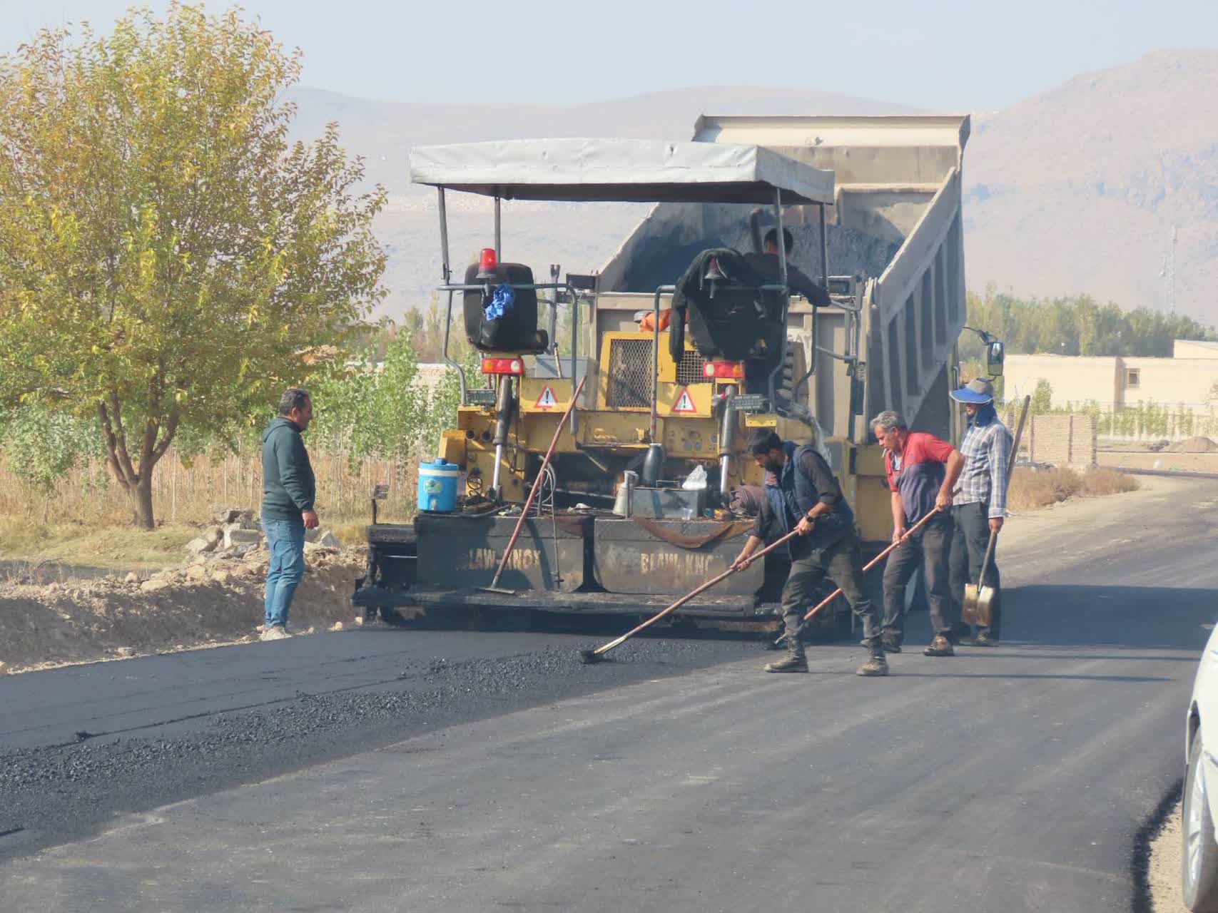 بازدید فرماندار چایپاره از عملیات آسفالت ریزی مسیر ضلع شرقی بلوار انقلاب شهرستان