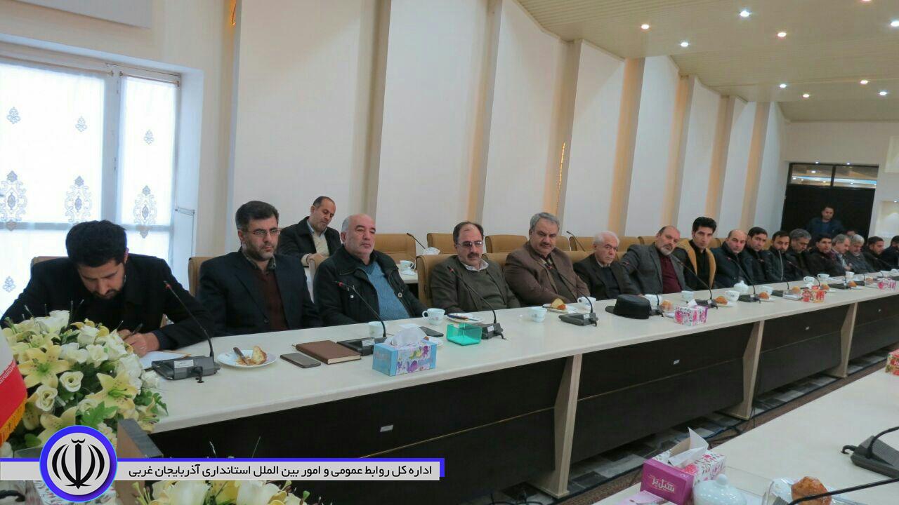 جلسه مسئولین اتاق اصناف و اتحادیه های وابسته با فرماندار شهرستان چایپاره برگزار شد.
