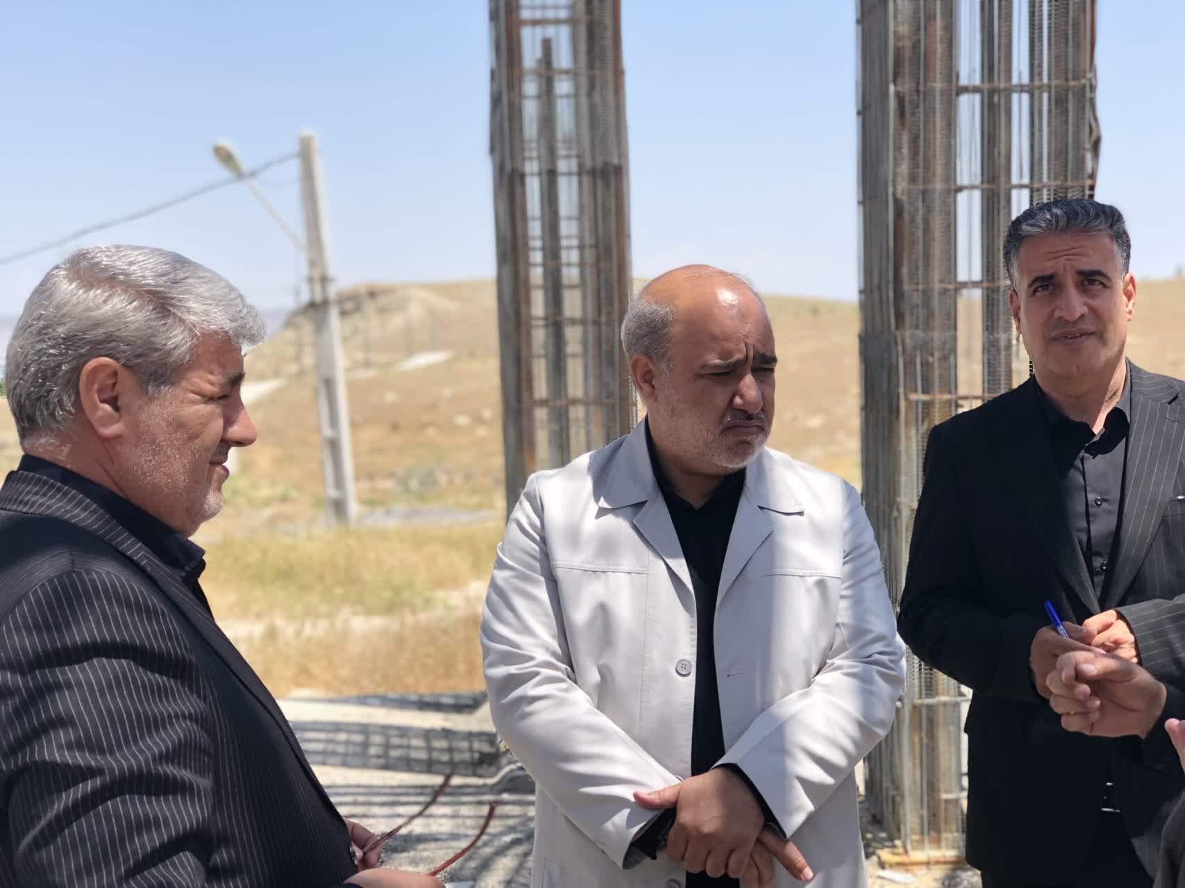 بازدید فرماندار چایپاره و مدیرکل امور روستایی استانداری از بارگاه شهید گمنام روستای چورس