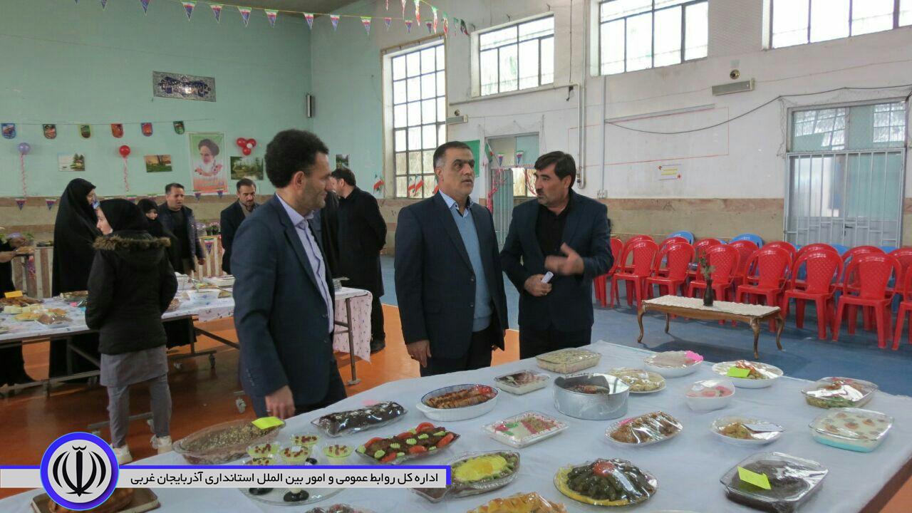 افتتاح نمایشگاه آثار هنری ودستی دانش آموزی به مناسبت دهه مبارک فجر درشهرستان چایپاره برگزارشد.