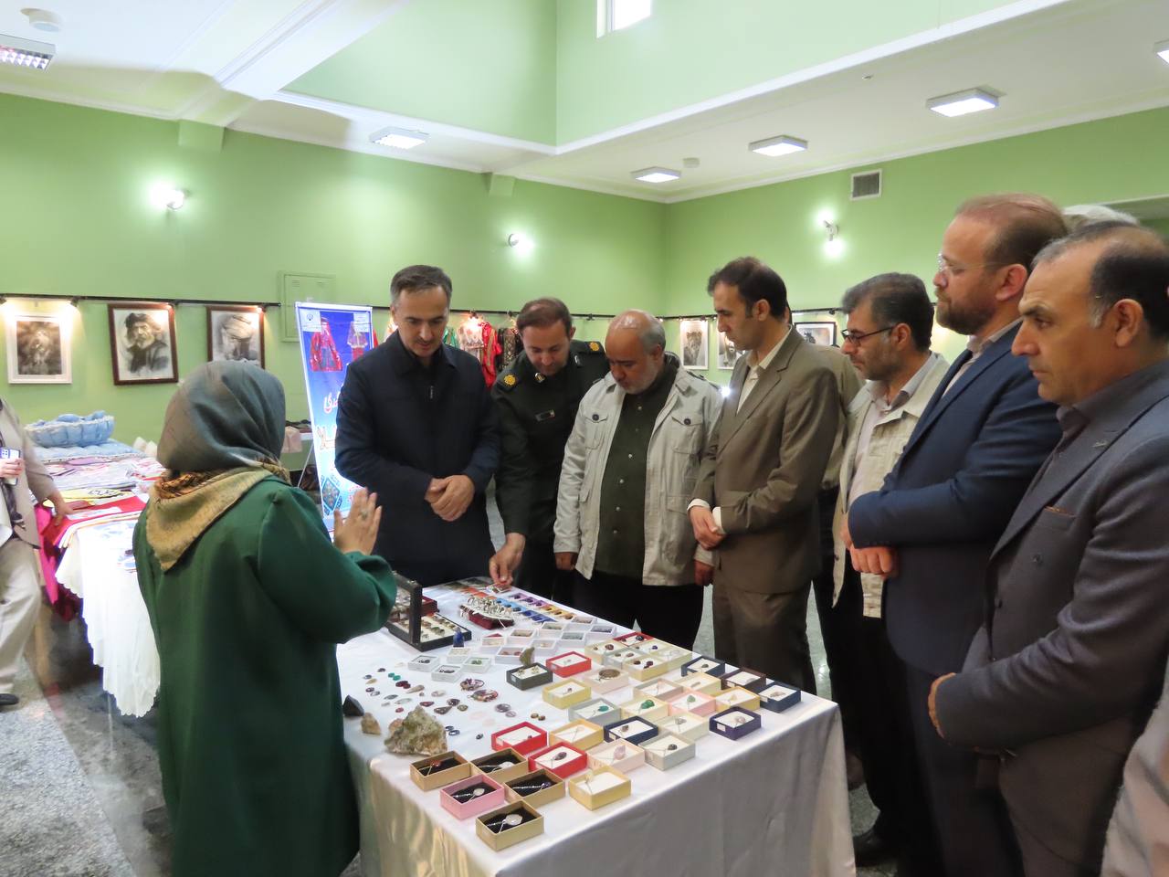 افتتاح نمایشگاه انواع صنایع دستی و غذایی مشاغل خانگی شهری و روستایی