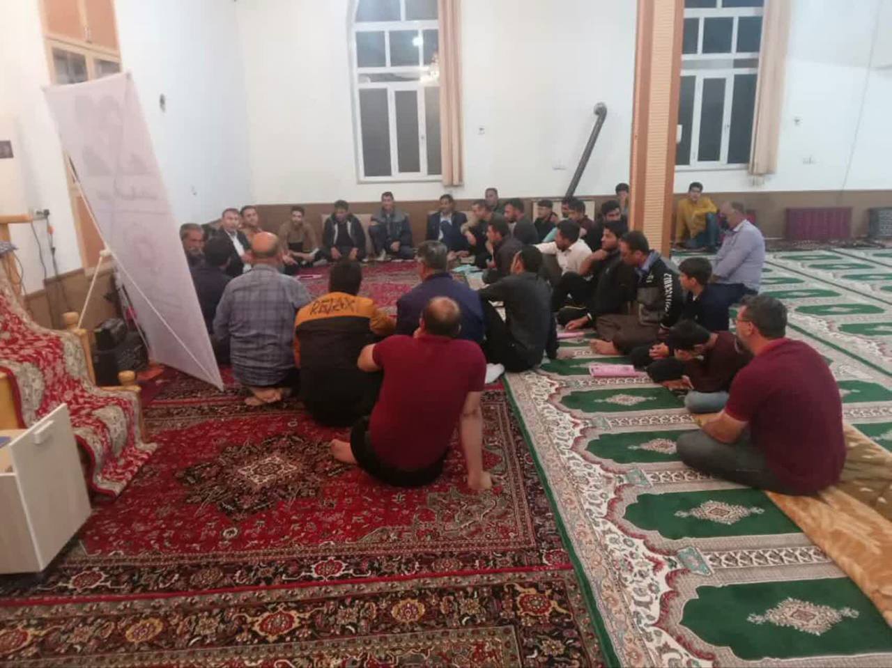 دیدار چهره به چهره مدیر بنیاد مسکن انقلاب اسلامی به همراه کارشناسان و ناظرین فنی روستایی شهرستان چایپاره