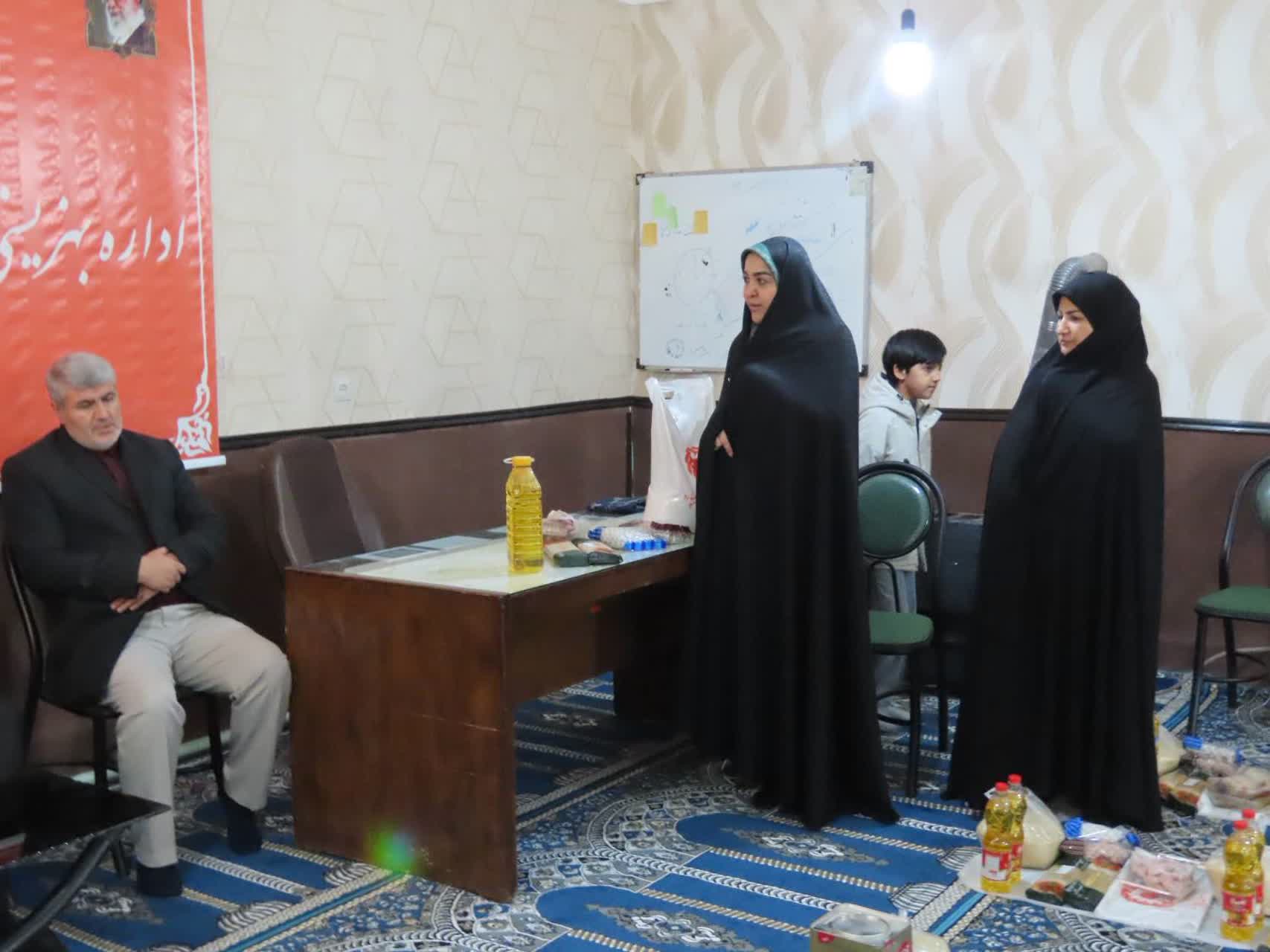 توزیع بسته های معیشتی یلدایی در بین ولی نعمتان بهزیستی شهرستان چایپاره