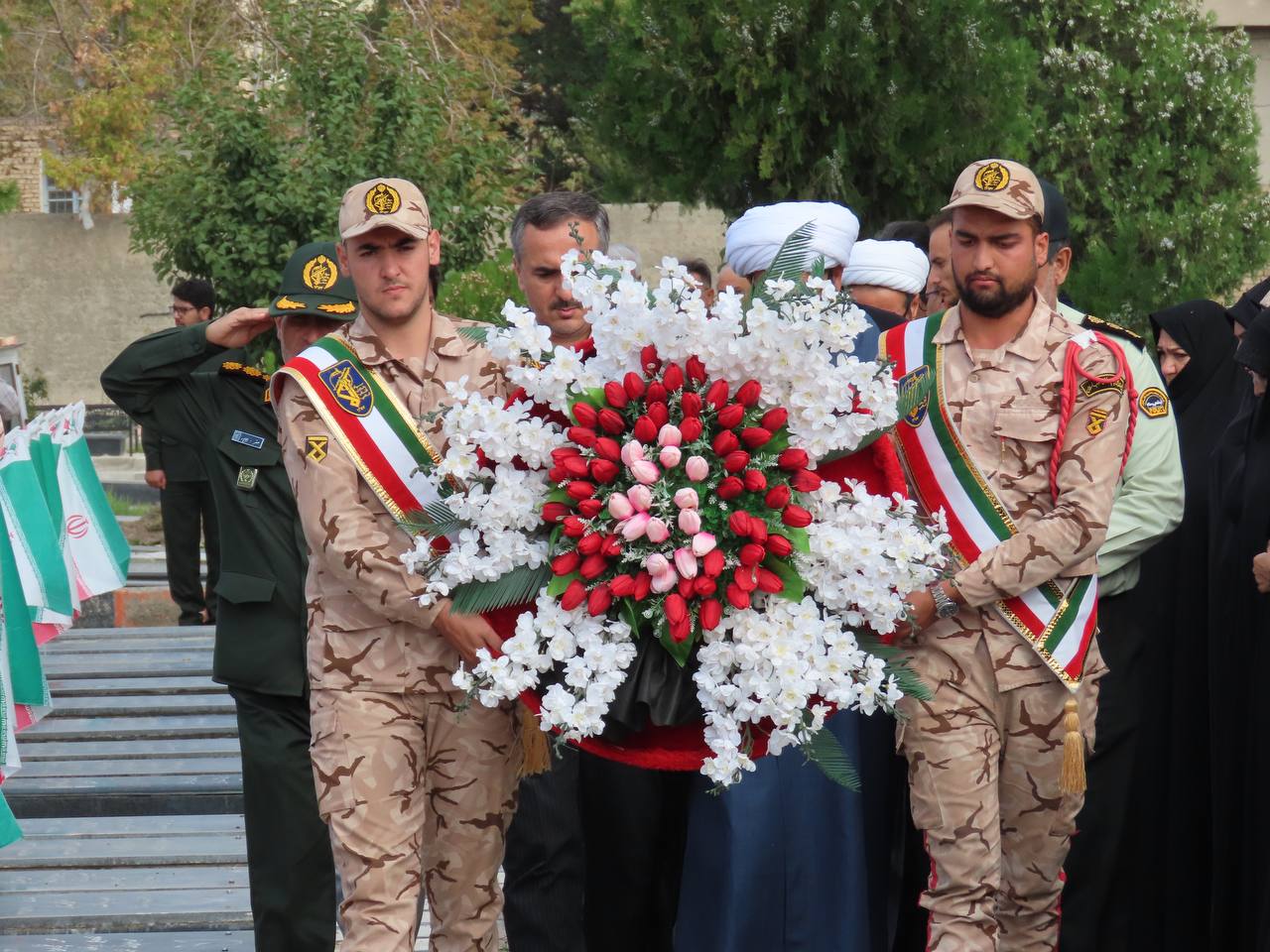 میهمانی لاله ها و آیین غبار روبی و عطرفشانی مزار مطهر شهدای گمنام