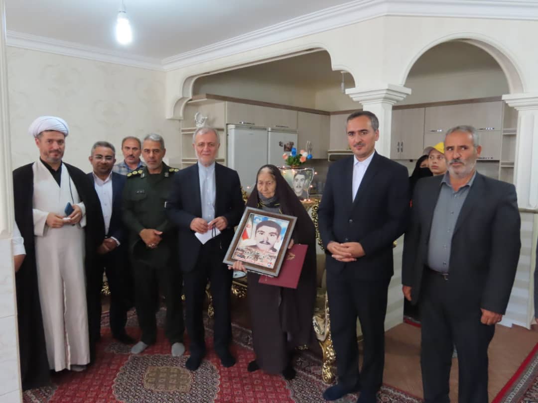 دیدار معاون توسعه مدیریت و منابع استاندار آذربابجان غربی با خانواده معظم شهید یحیی علیزاده چیرکندی