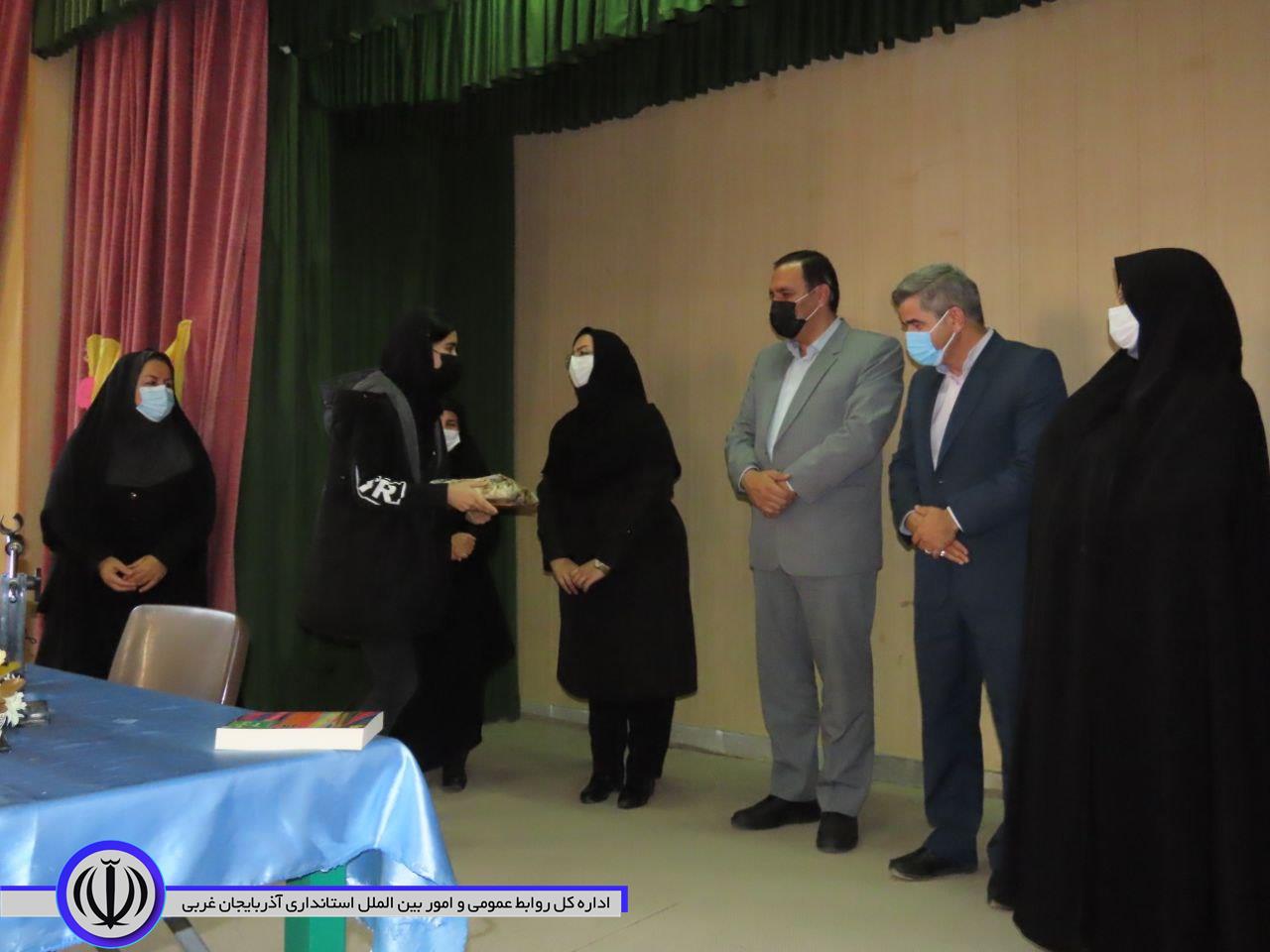 تجلیل از کتاب خوانان کوچک به مناسبت هفته کتاب و کتاب خوانی