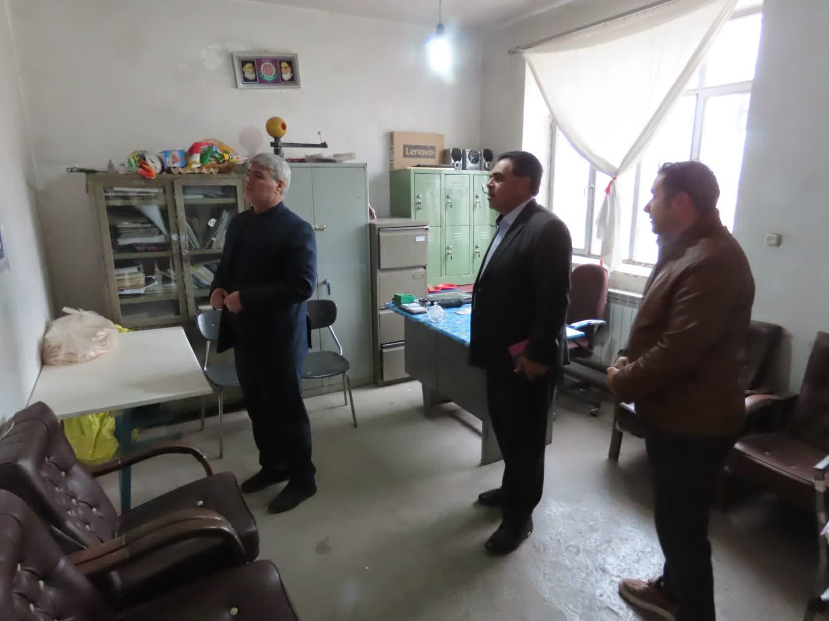 بازدید فرماندار شهرستان چایپاره از دبستان شهید اصغری روستای حاج احمد کندی