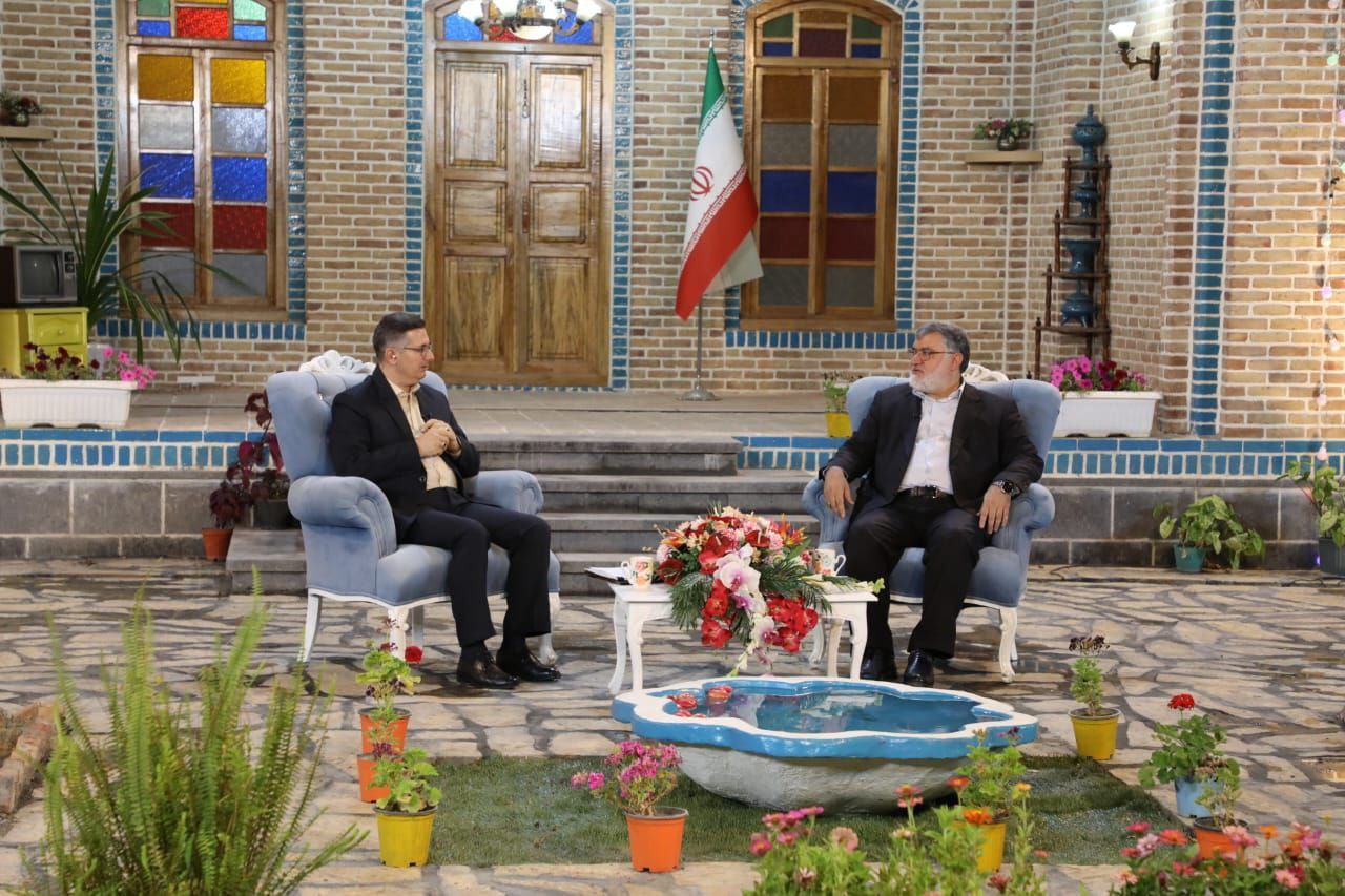 حضور محمدصادق معتمدیان استاندار آذربایجان غربى در برنامه تلویزیونى اولدوز