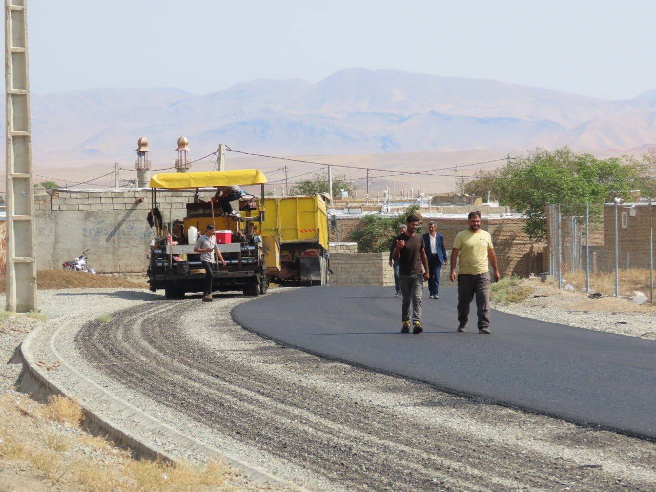 بازدید فرماندار از اجرای طرح هادی روستای کامل آباد
