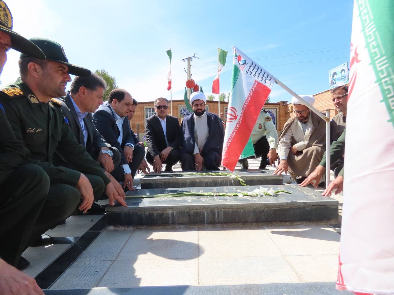 غبار روبی و عطرافشانی گلزار شهدای شهرستان چایپاره