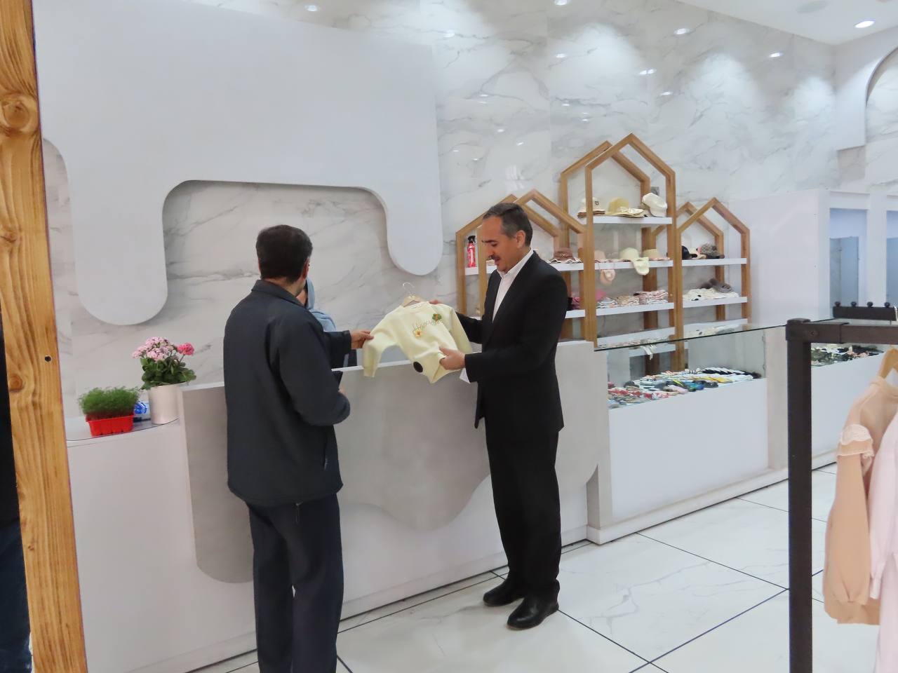 بازدید سرزده فرماندار چایپاره از بازار شب عید شهرستان