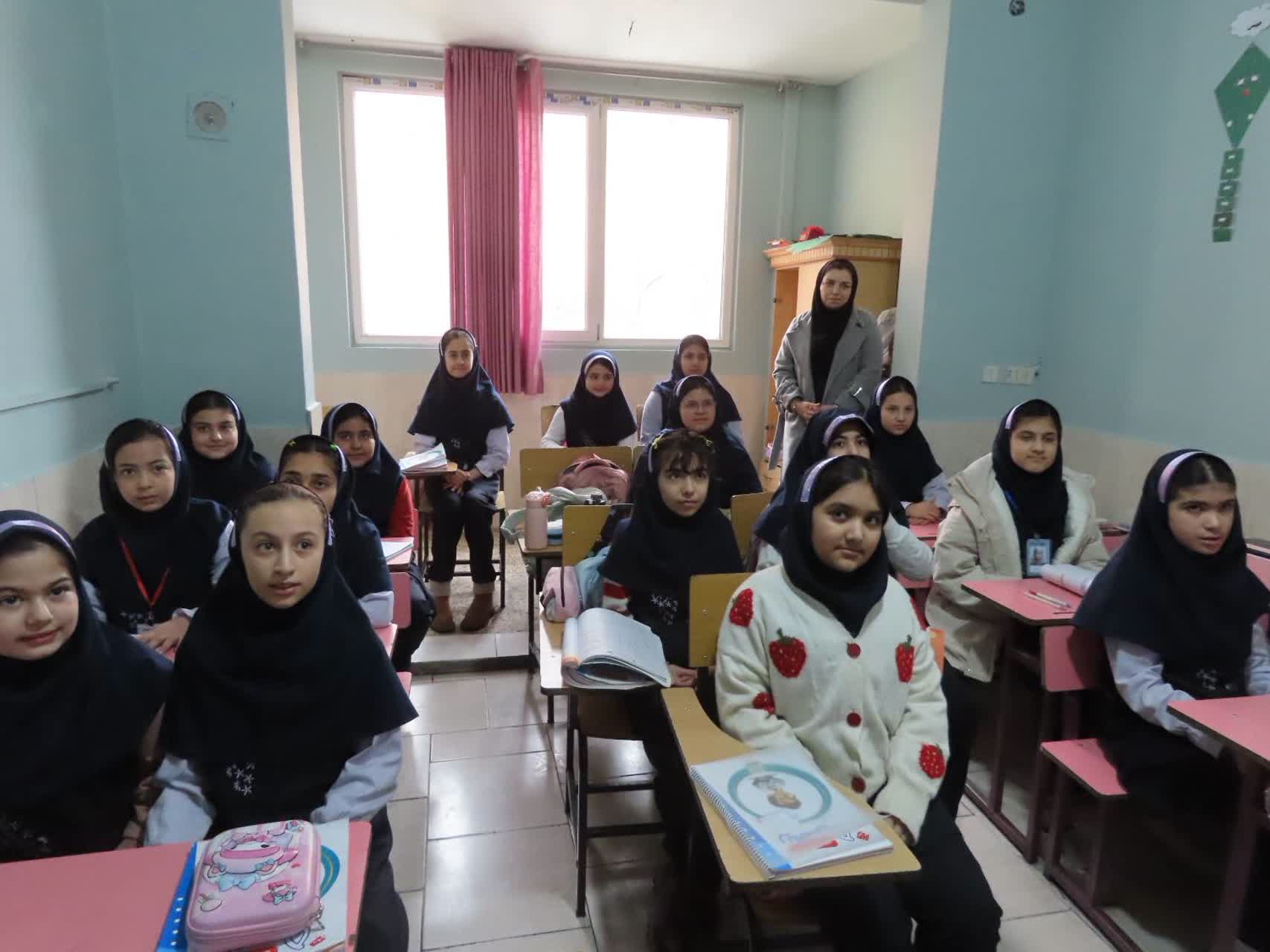 بازدید فرماندار چایپاره از دبستان غیر دولتی ایراندخت