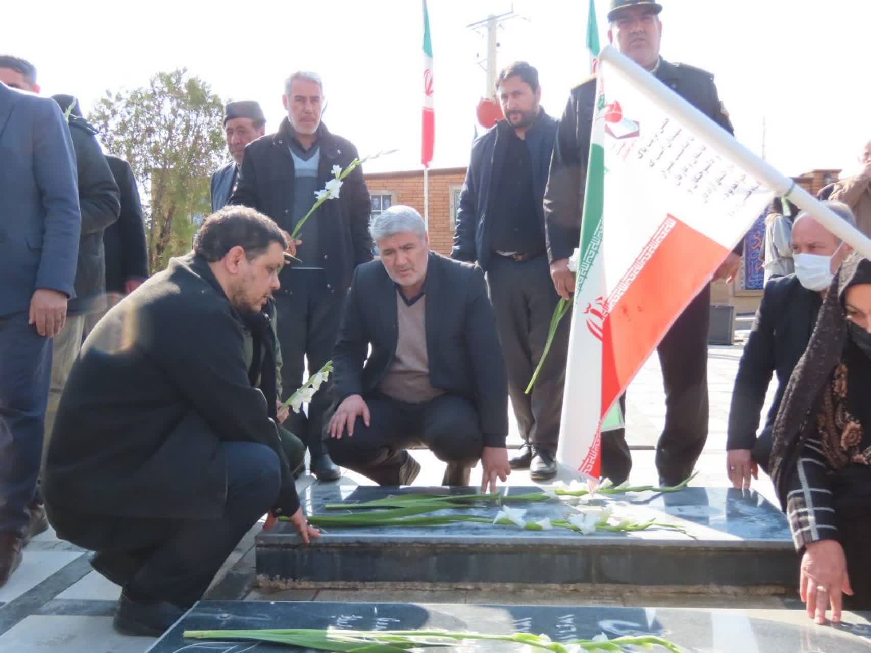 آیین غبار روبی و عطرفشانی مزار مطهر شهداء چایپاره برگزار شد