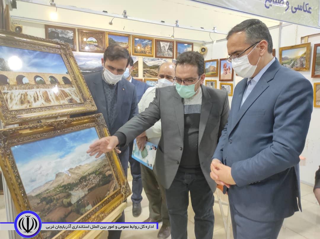 در دومین روز از دهه مبارک فجر : افتتاح نمایشگاه هنر و هنرمندان با حضور شکورزاده فرماندار شهرستان چایپاره در منطقه آزاد تجاری صنعتی ماکو