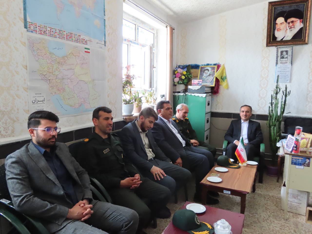تبریک روز معلم به کادر آموزشی و پرورشی دبستان پسرانه شهید غلامرضا علیزاده روستای قره کندی