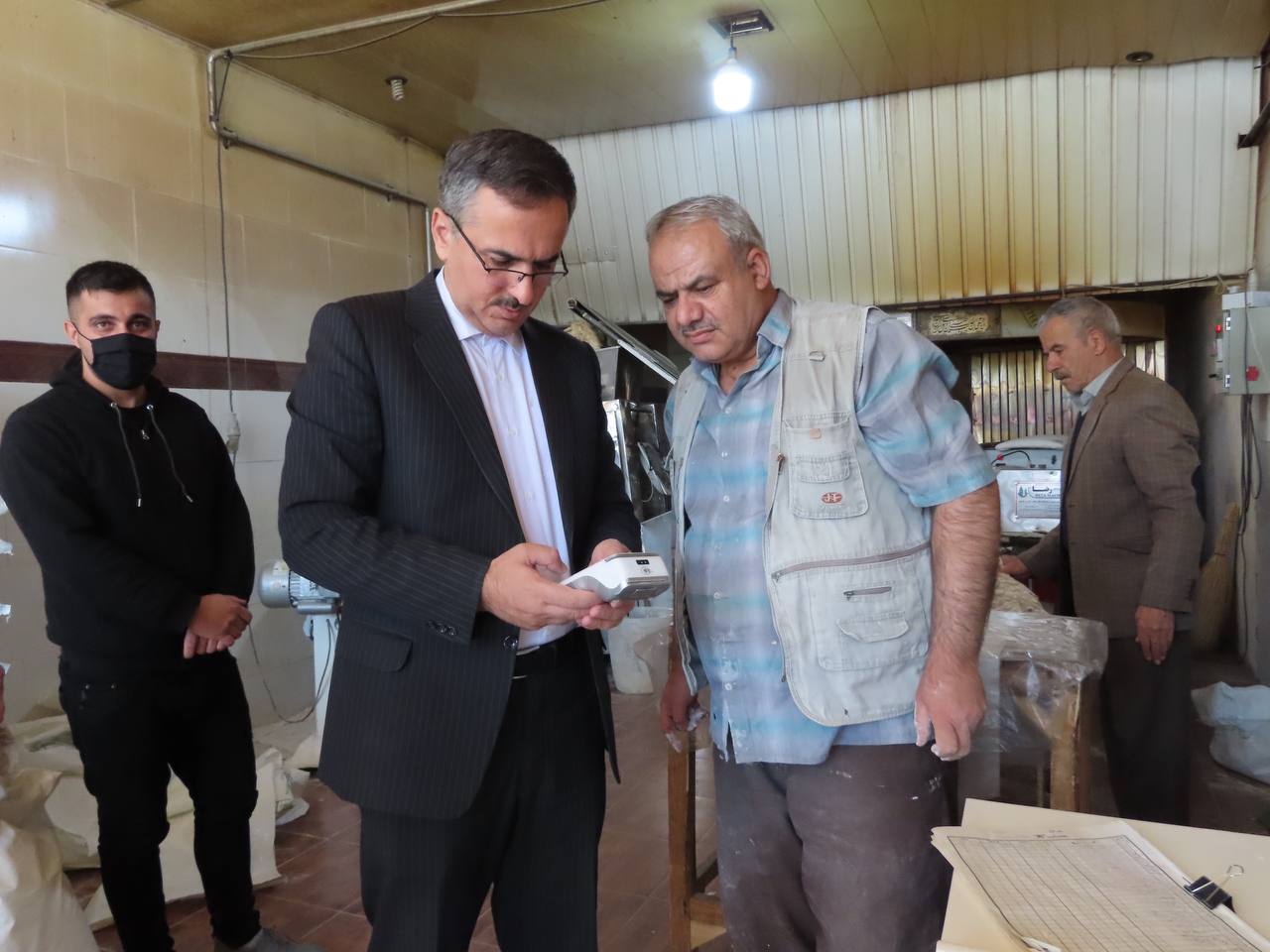 بازدید سرزده فرماندار از نانوایی شهرستان چایپاره