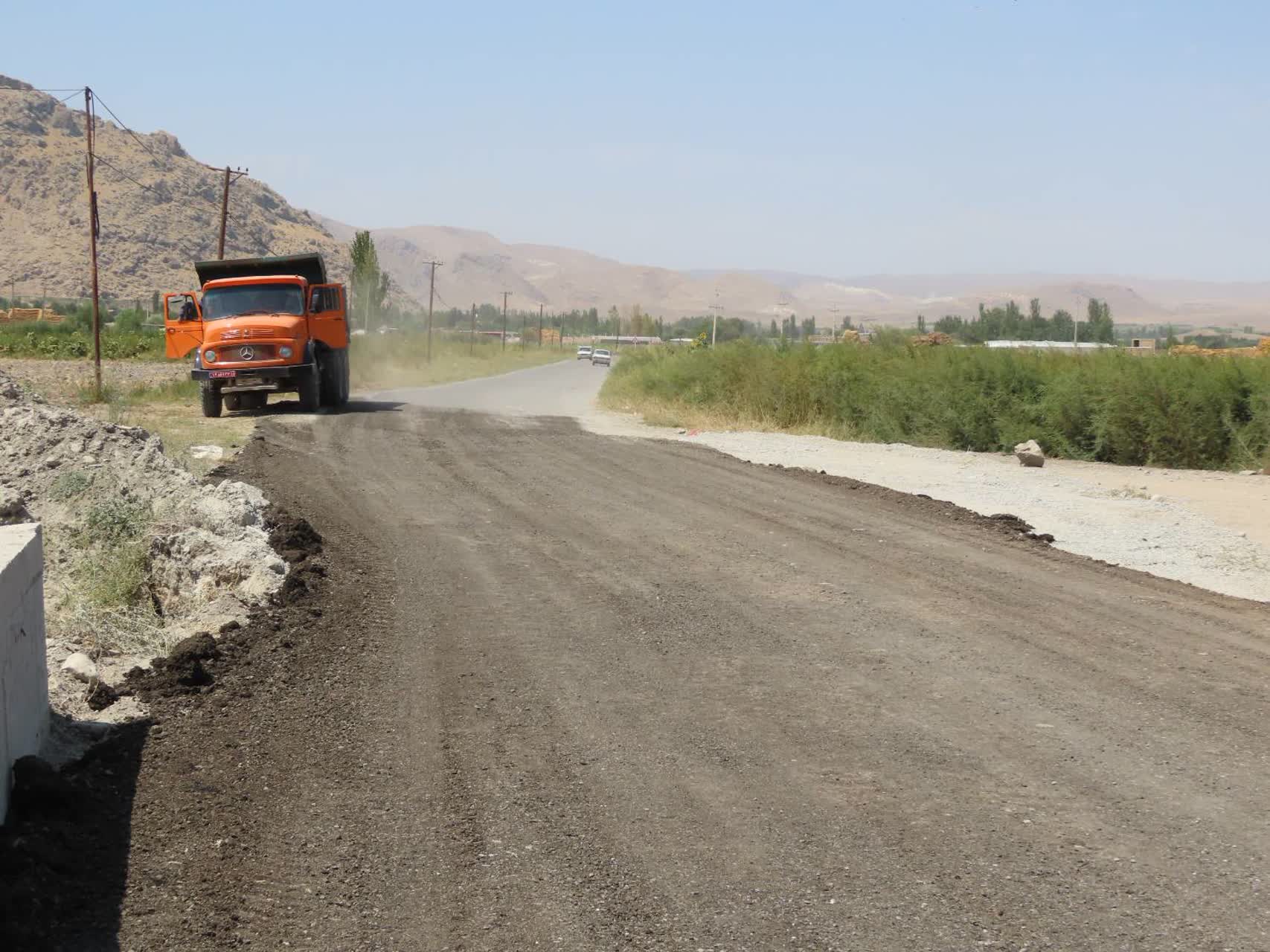 بازدید فرماندار چایپاره از عملیات آسفالت ریزی پل روستای بادکی شهرستان