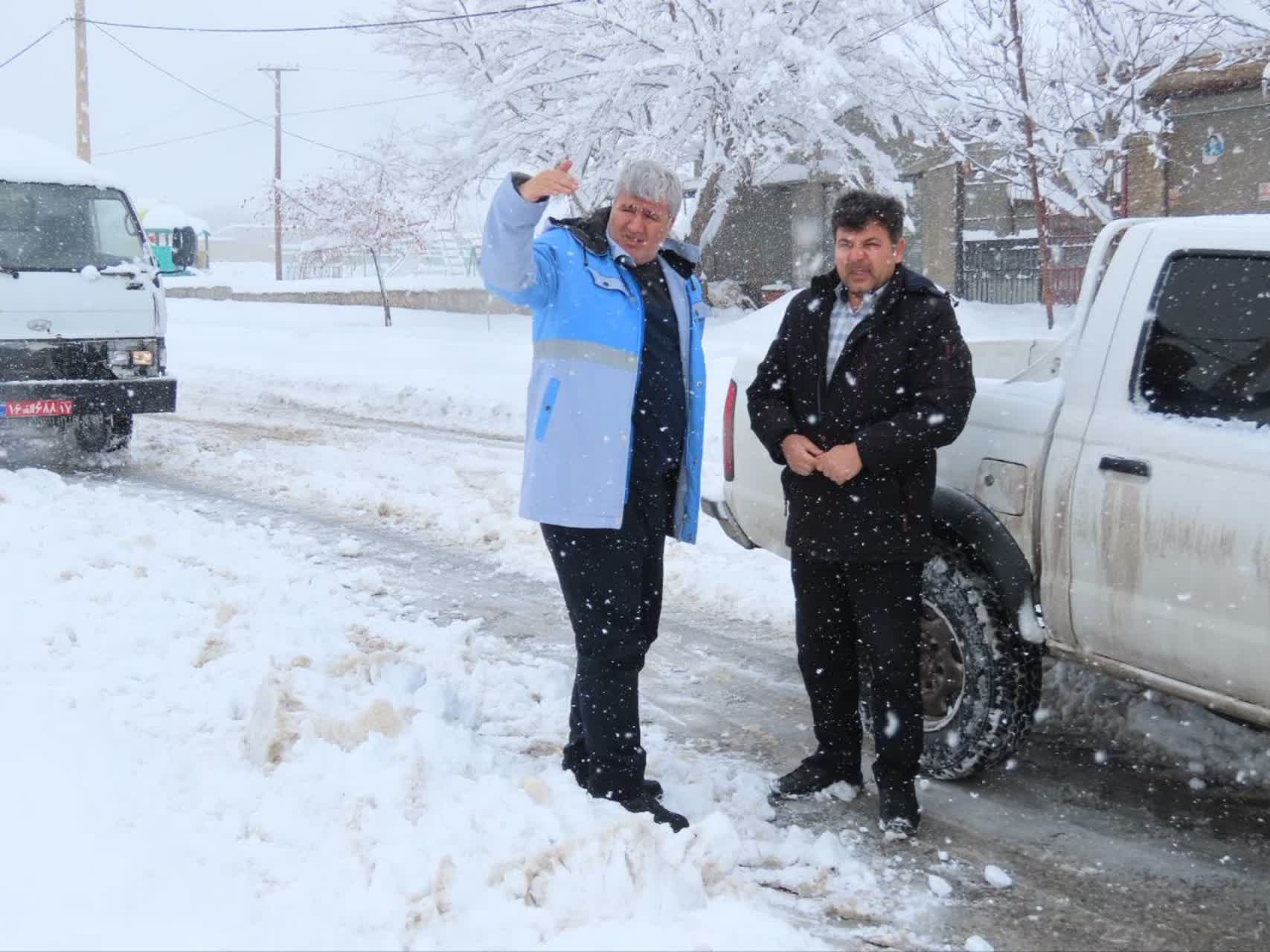 بازدید فرماندار چایپاره از عملیات بازگشایی و برف روبی جاده های اصلی و فرعی شهرستان