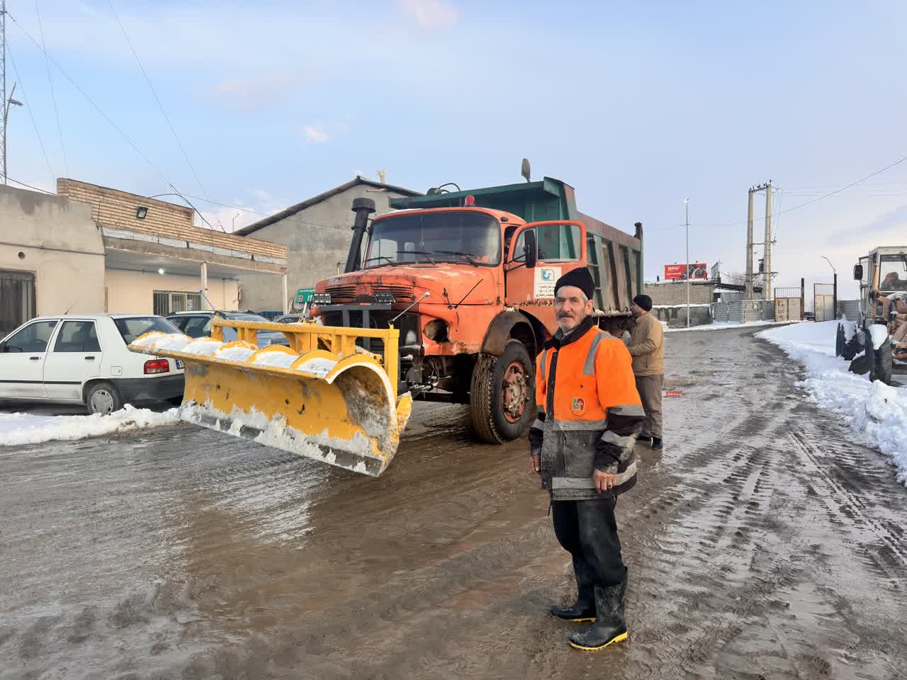 اجرای عملیات برفروبی و بازگشایی جاده های اصلی و فرعی شهرستان توسط راهداران زحمت کش اداره راهداری و حمل و نقل جاده ای چایپاره
