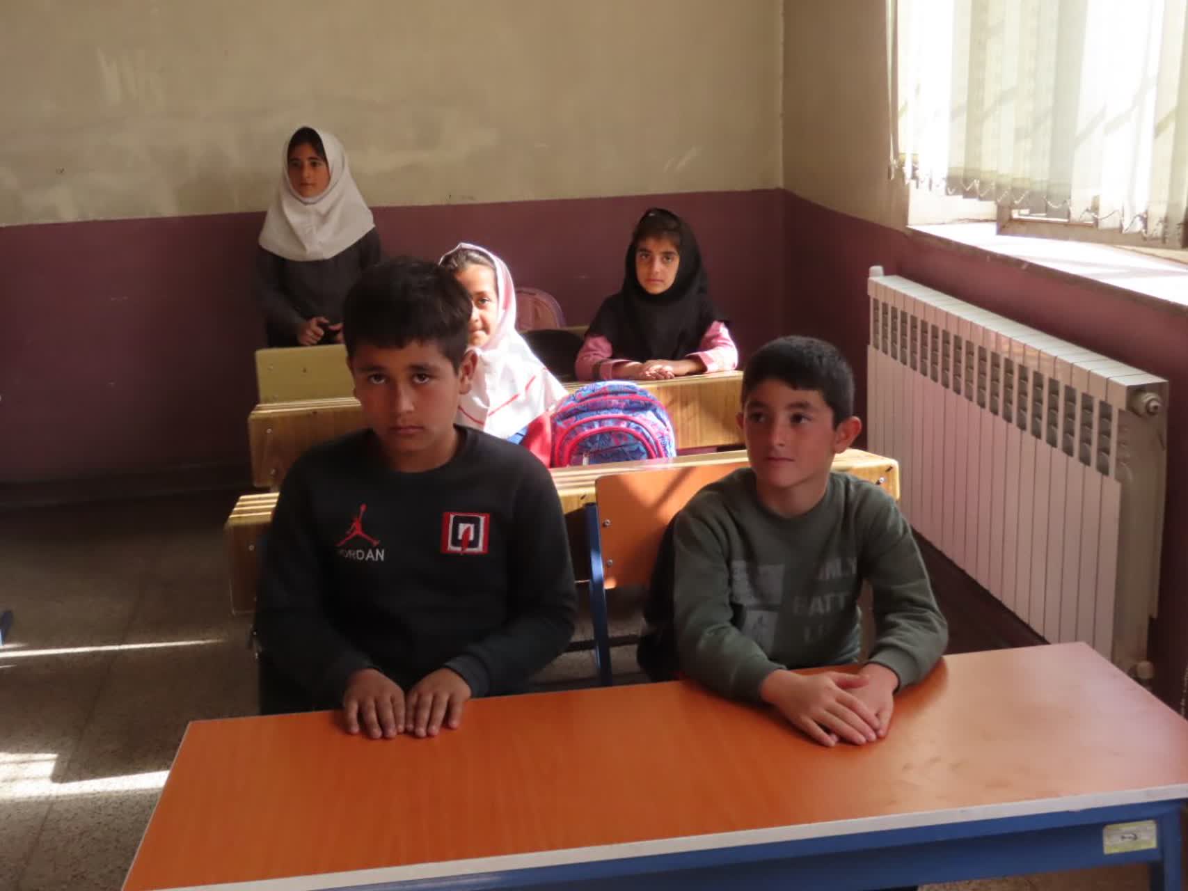 بازدید فرماندار شهرستان چایپاره از دبستان 12 بهمن روستای بالا کهریز