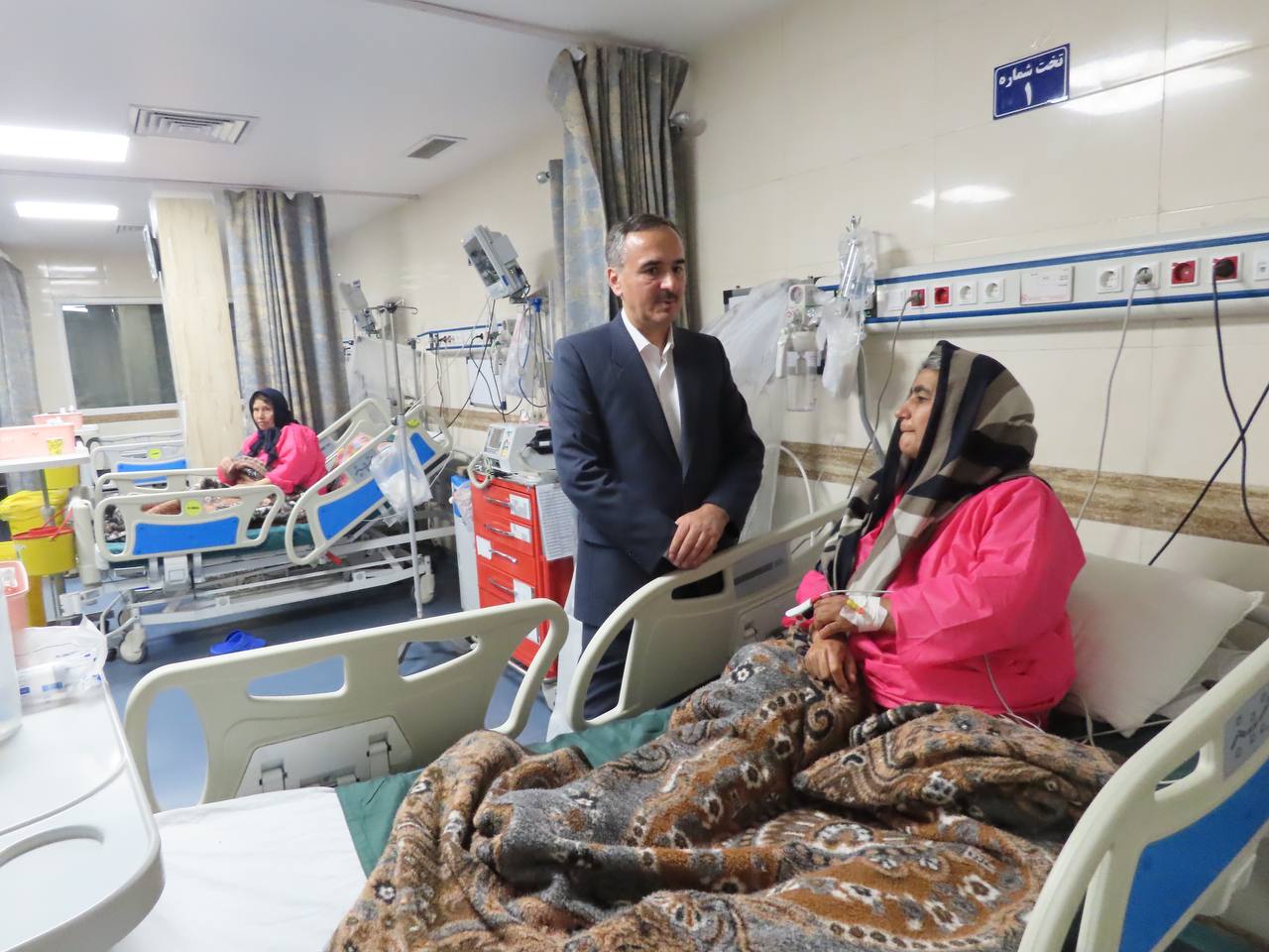 بازدید شبانه فرماندار شهرستان به صورت سرزده از نحوه ارائه خدمات به بیماران در بیمارستان امام خمینی(ره)