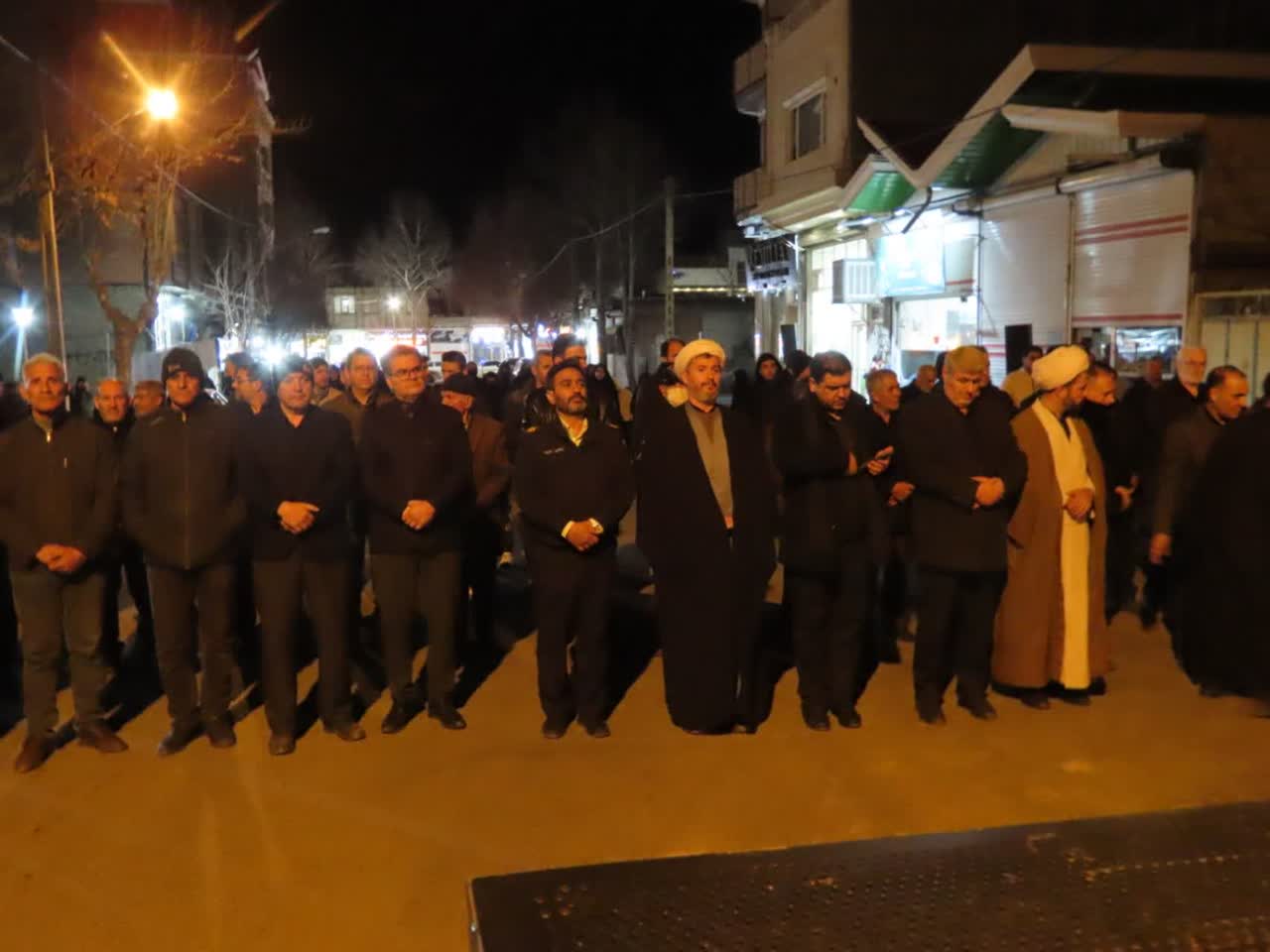 مردم همیشه در صحنه شهرستان چایپاره این شب ها میدان را خالی نمیکنند