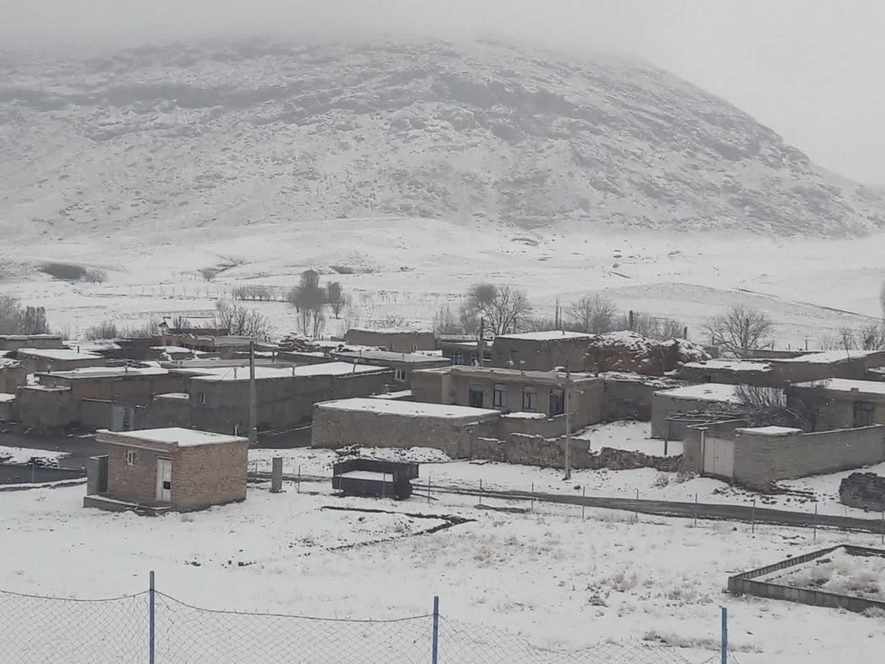 سفیدپوش شدن چایپاره با برف زمستانی